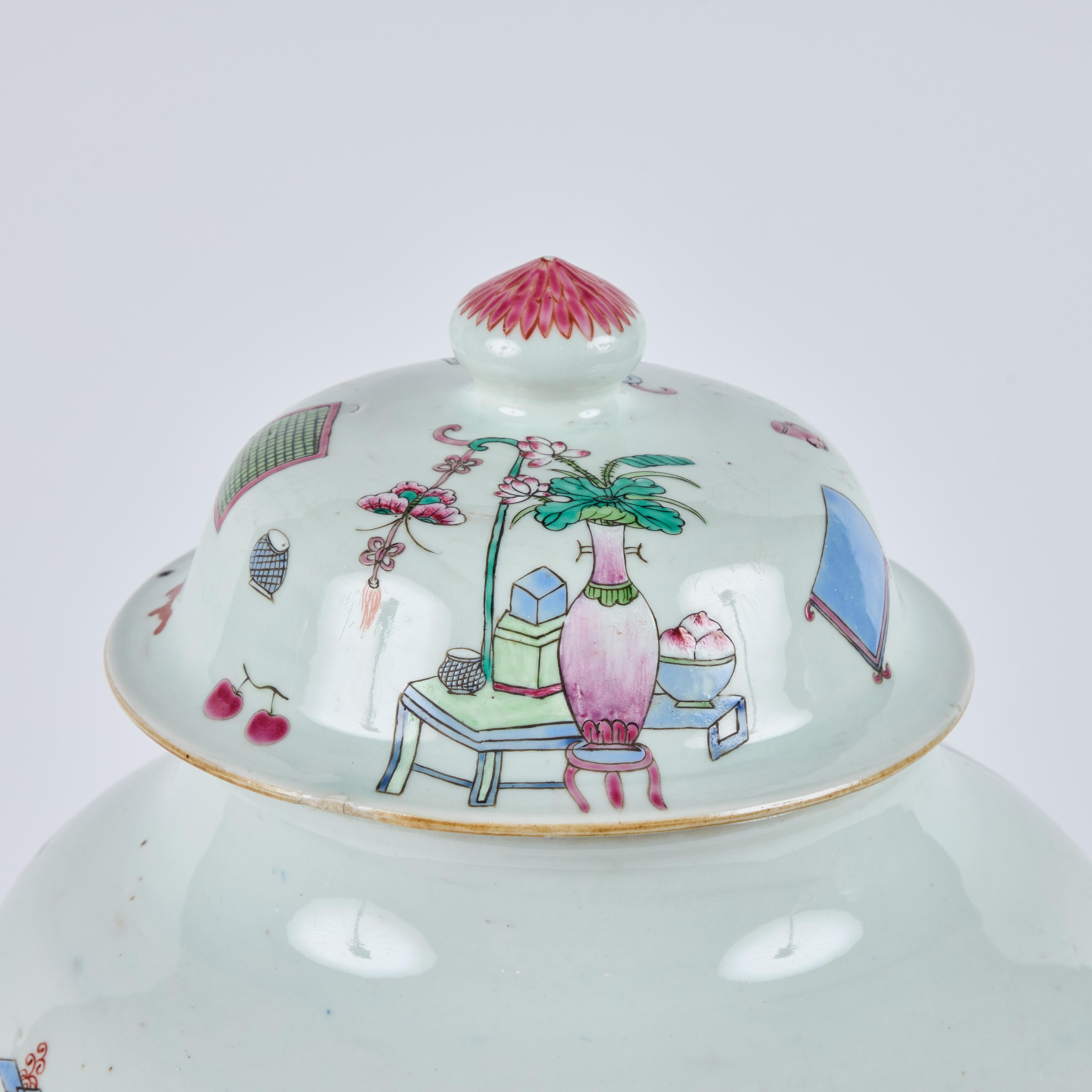 Dekorierte chinesische Deckelgefäße aus Porzellan aus der Republikzeit (20. Jahrhundert) im Angebot