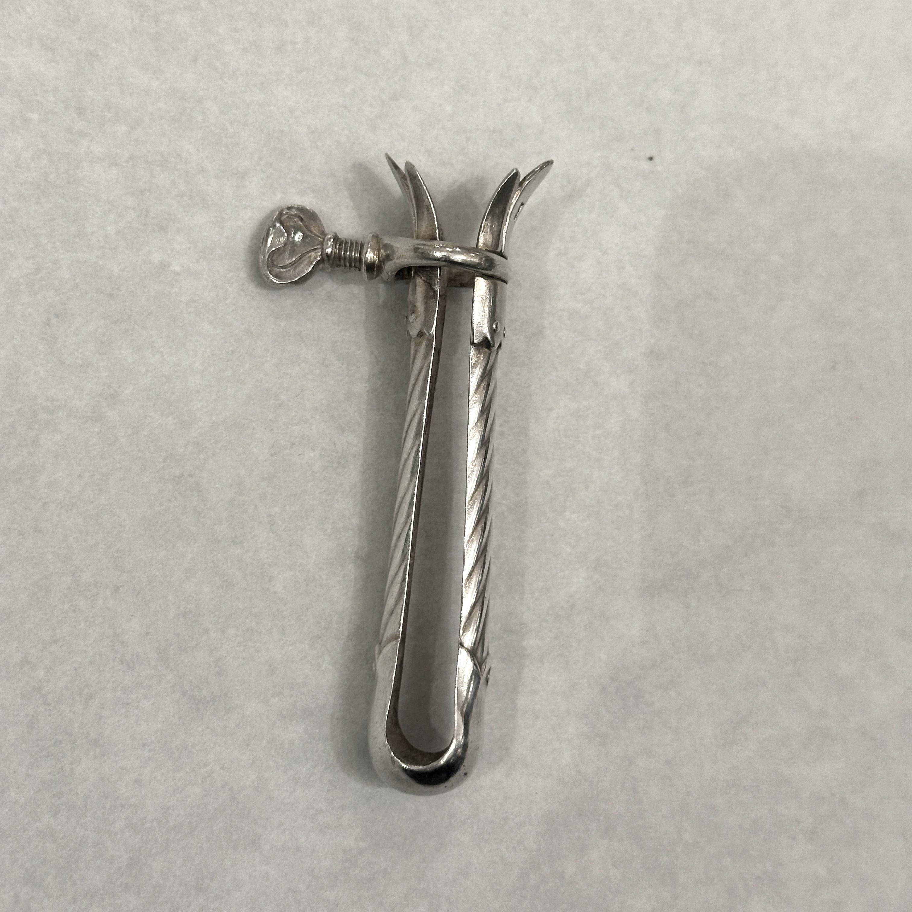 Questi eleganti manici singoli, finemente decorati con torsioni, aggiungono un tocco raffinato ai tuoi pasti. Timbrati con il marchio 