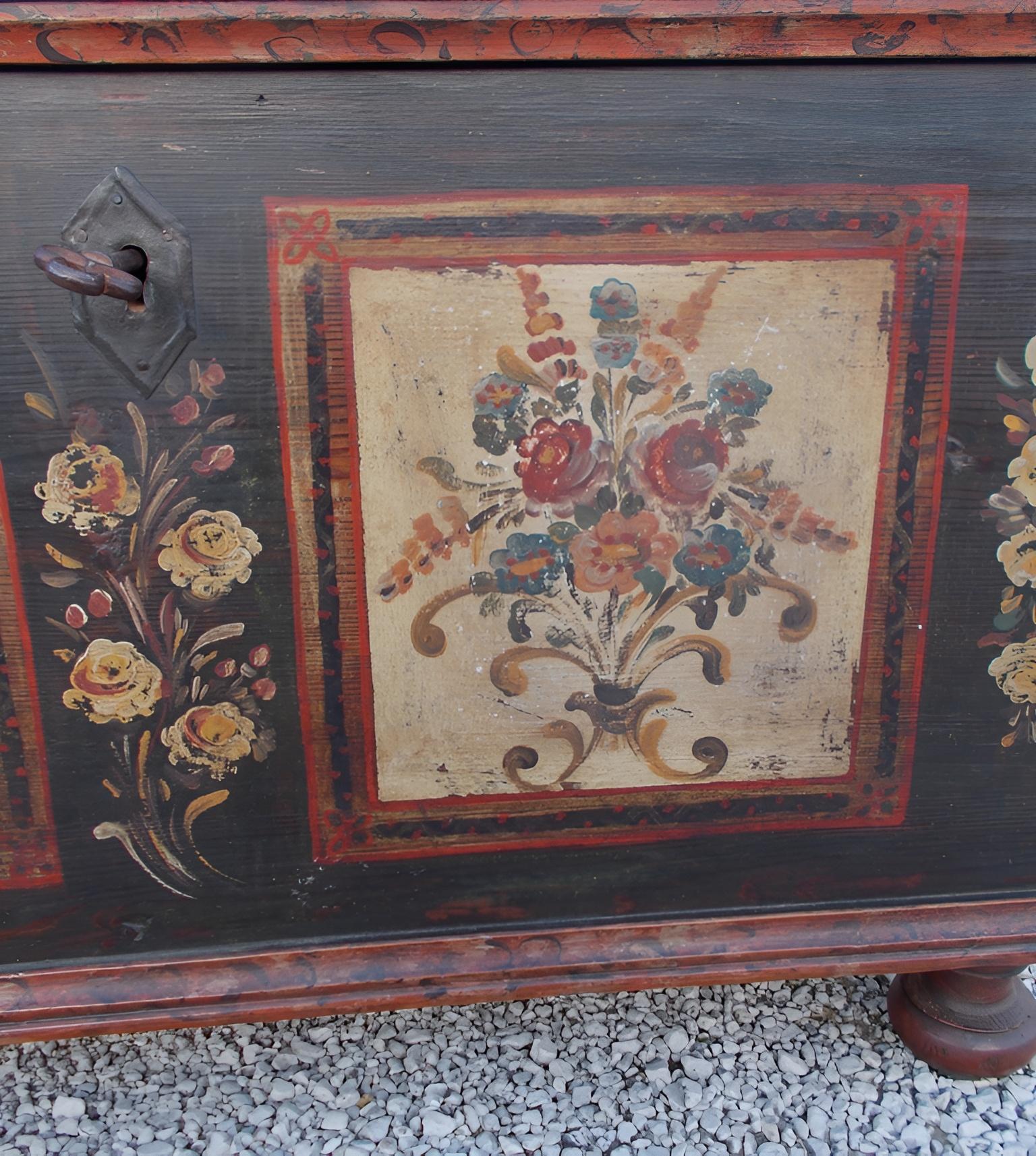 Decorated Larch Wooden Chest In Excellent Condition For Sale In Casaleone, IT