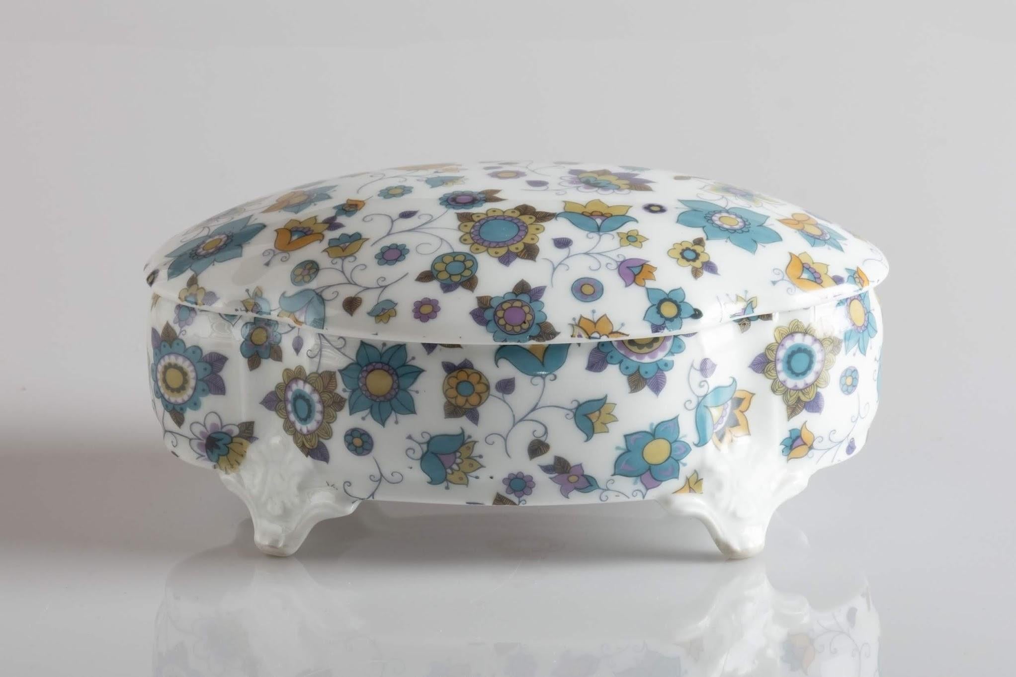 Precious hand painted porcelain box, handcrafted in the world famous city of Limoges, in France.
 