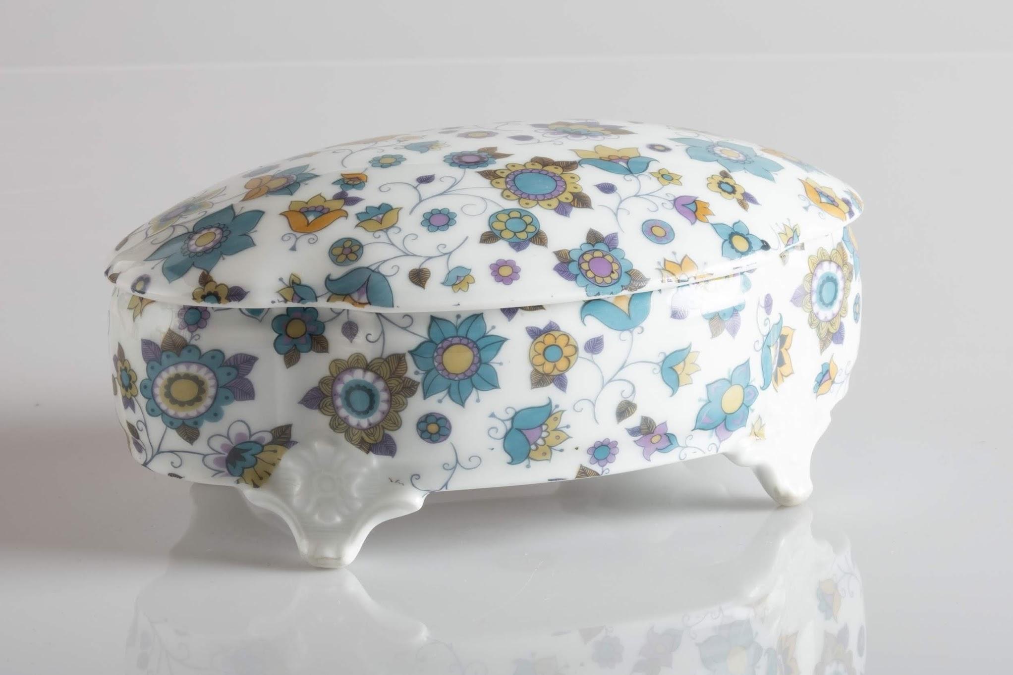 Decorated Limoges Porcelain Box, France, Late 1800 In Good Condition For Sale In New York, NY
