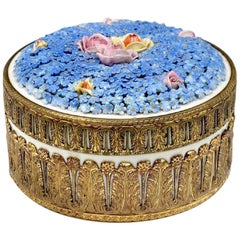 Scatola di porcellana decorata con coperchio per nontiscordardime