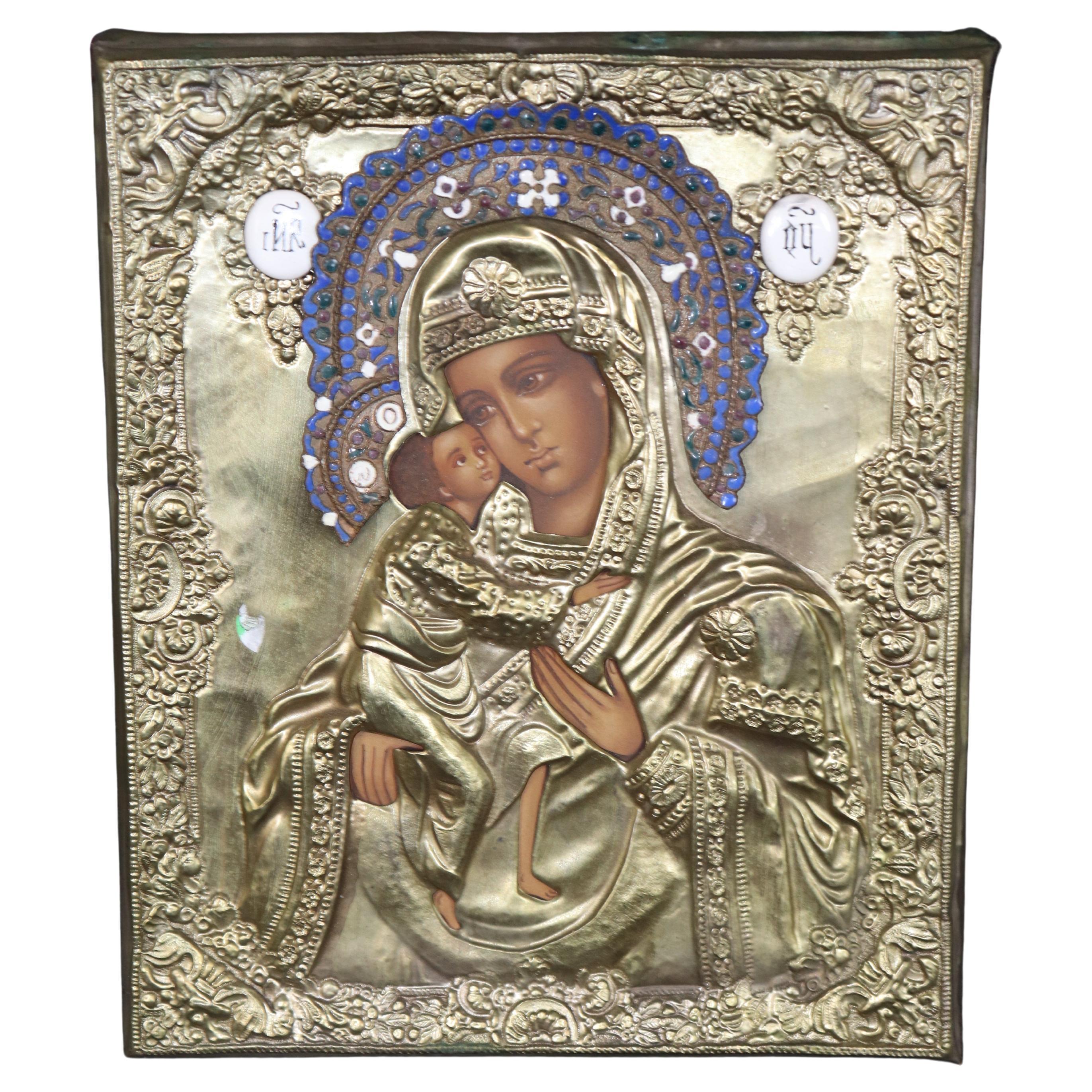 Placque murale religieuse décorée, probablement russe, en laiton repoussé et émaillé Icone