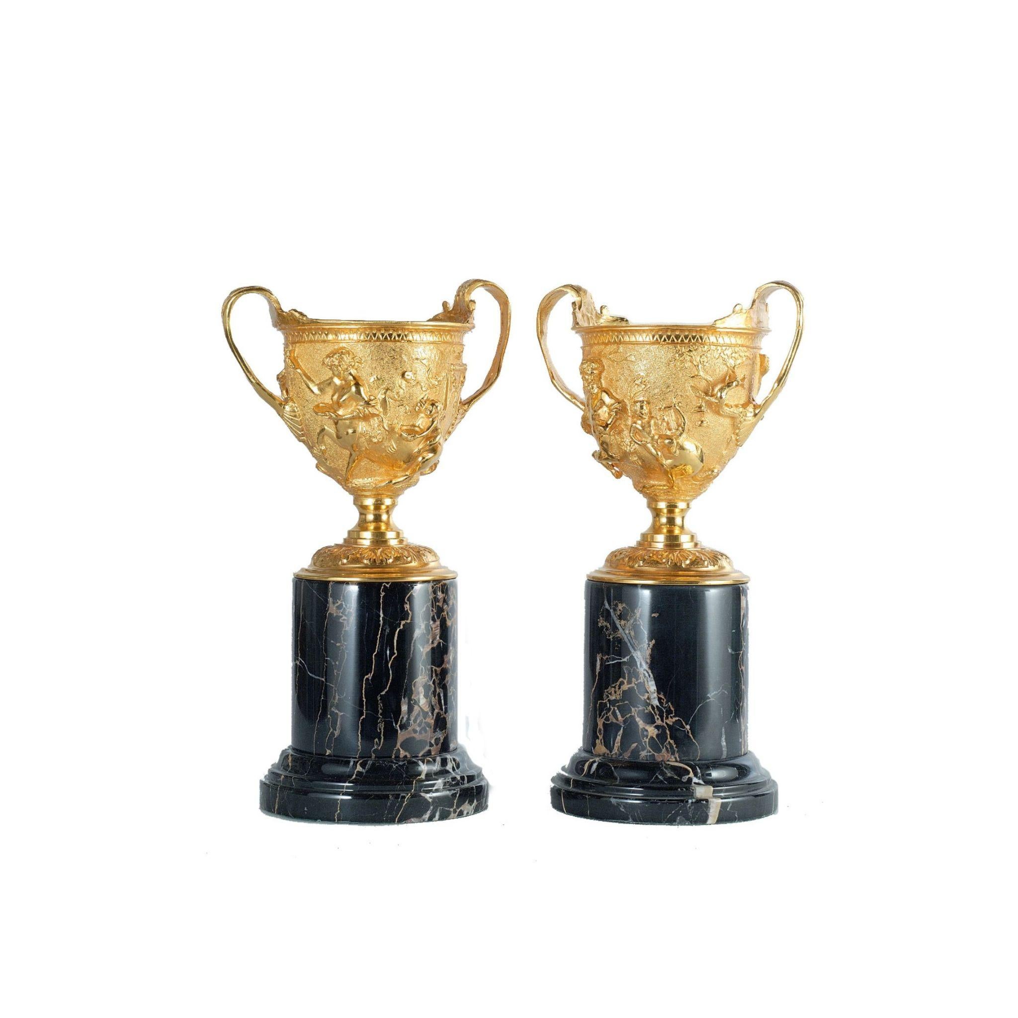 Add some sophistication and elegance to your living space with our decorated satin brass cup on a black marble base. Perfect for holding small items or just as a decorative piece, this accessory will enhance your decor. Shop now and enjoy a more