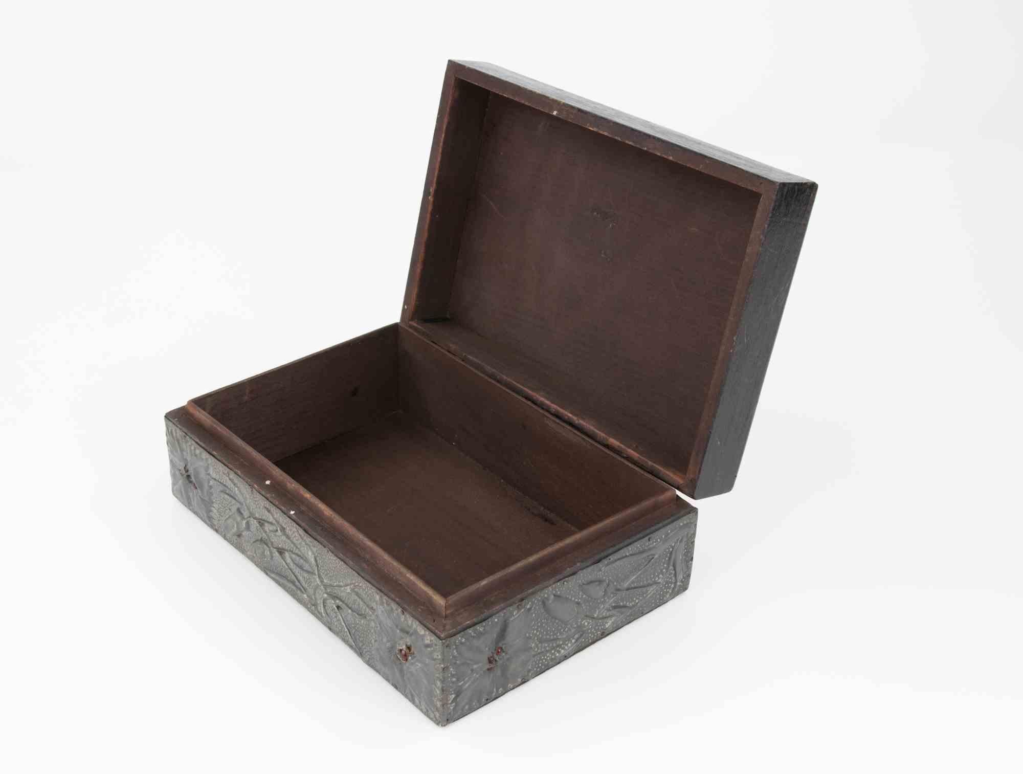 Cineserie Scrigno decorato in legno e peltro con rilievi floreali, inizio XX secolo in vendita