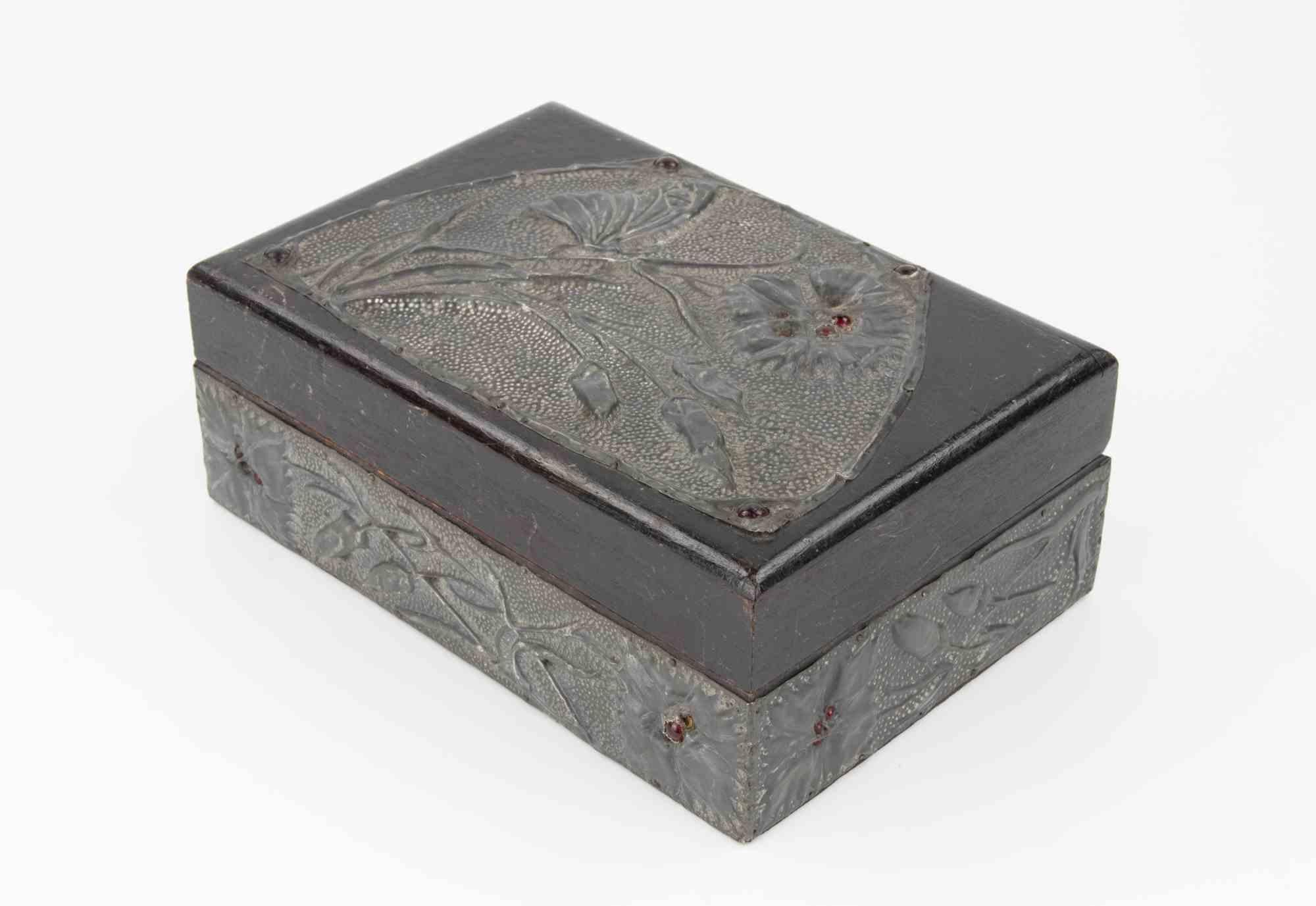 Europeo Scrigno decorato in legno e peltro con rilievi floreali, inizio XX secolo in vendita