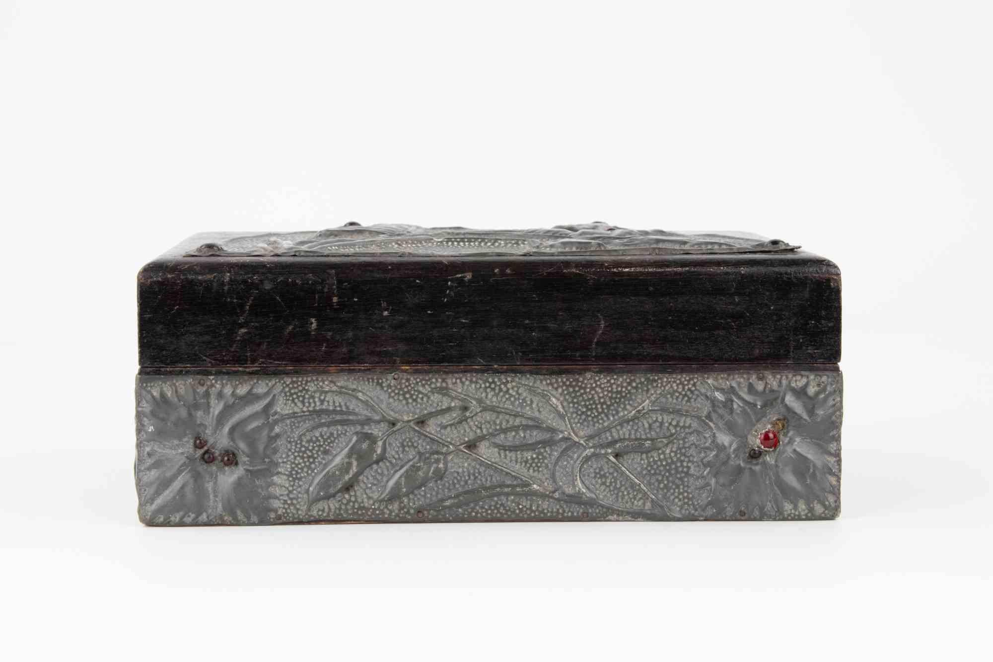 Scrigno decorato in legno e peltro con rilievi floreali, inizio XX secolo In condizioni buone in vendita a Roma, IT