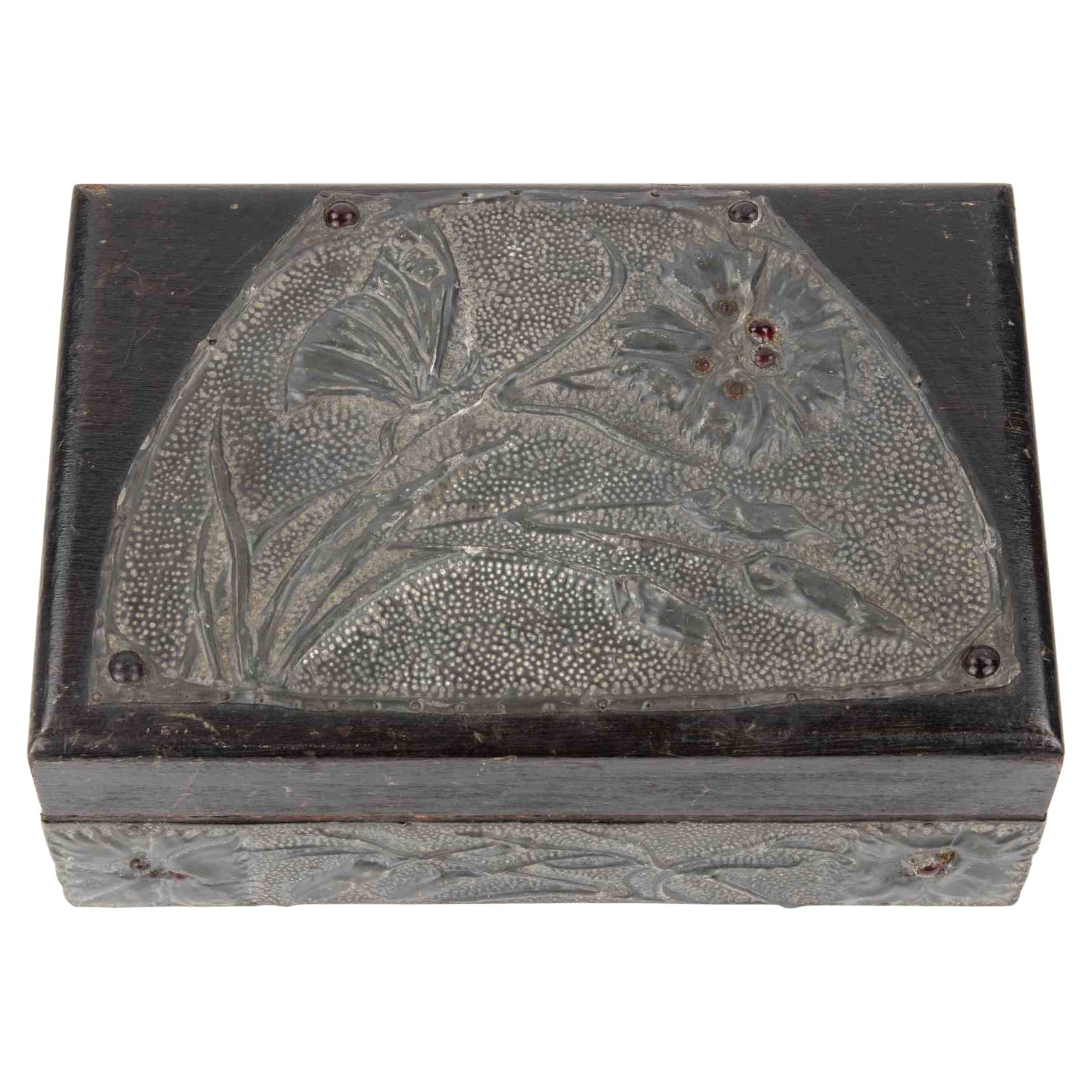 Scrigno decorato in legno e peltro con rilievi floreali, inizio XX secolo in vendita