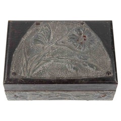 Dekorierte Holz- und Zinnschatulle mit Blumenrelief, Anfang 20.