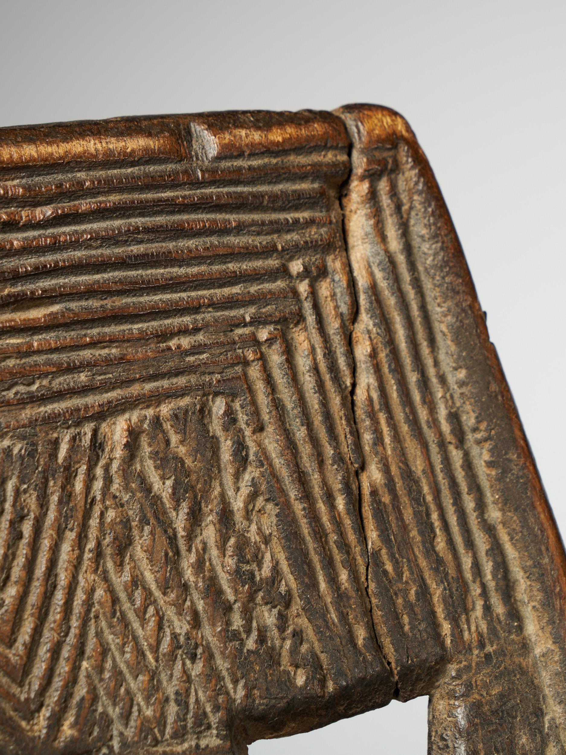 Dekorierte Holzrückenlehne in einem Stück, geschnitzt im Zustand „Gut“ im Angebot in Leuven , BE