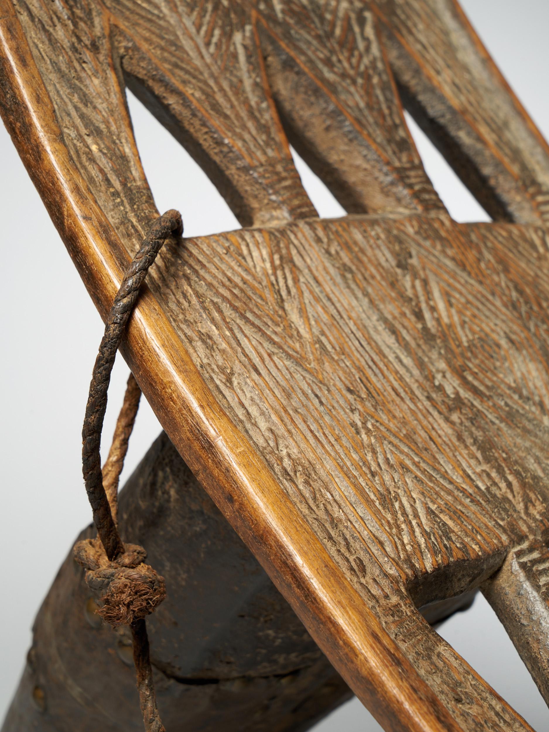 Legno Schienale in legno decorato scolpito in un unico pezzo in vendita