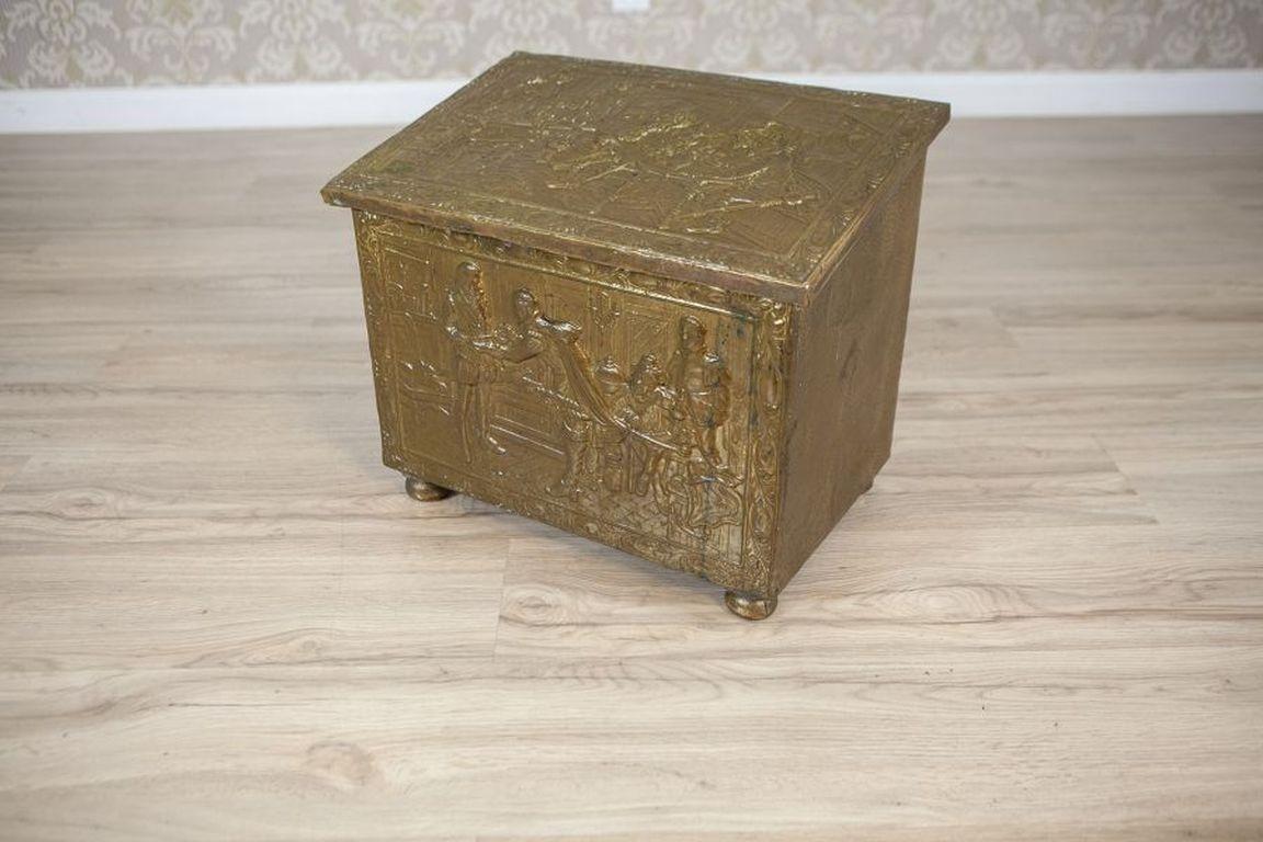Decorated Wooden Box From the Early 20th Century

A small wooden box with a lock, adorned with a metal overlay featuring an embossed pattern depicting a genre scene. The object dates back to the early 20th century.