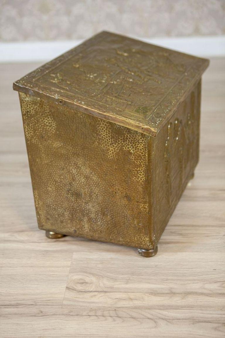 Néerlandais Boîte en bois décorée du début du 20e siècle en vente