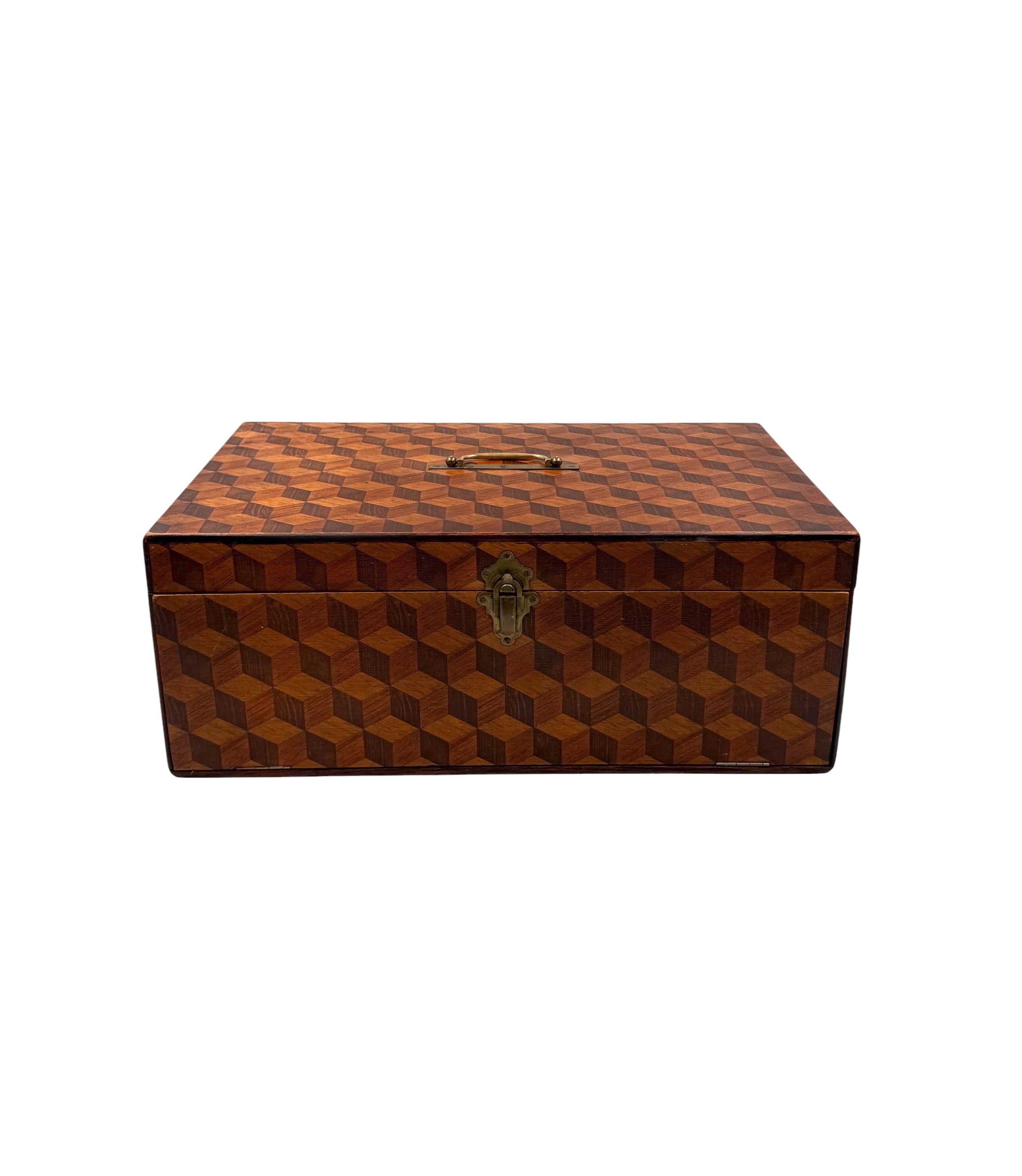 Decorated wooden drawers Box, UK 1900s In condizioni ottime in vendita a Firenze, IT