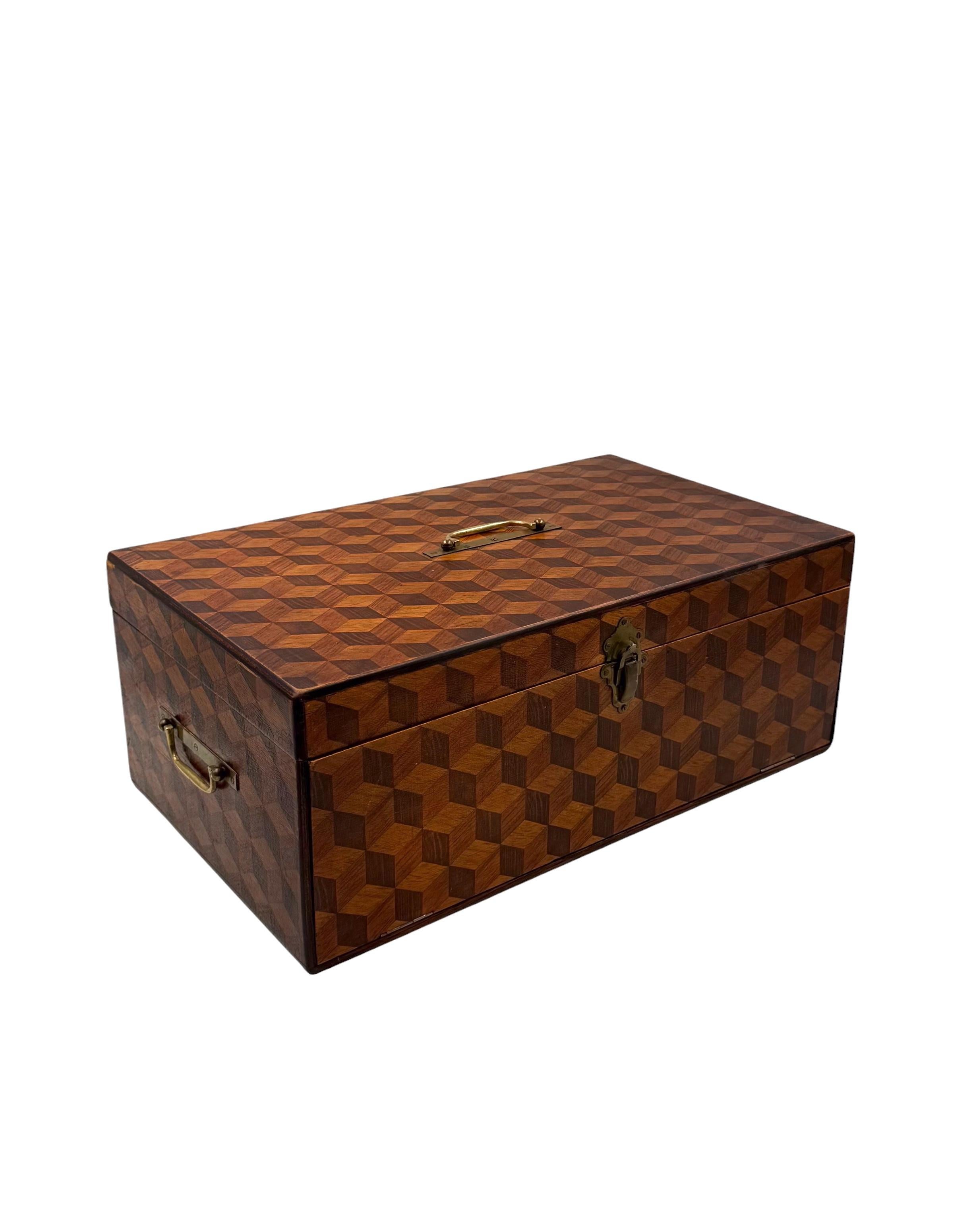 Decorated wooden drawers Box, UK 1900s in vendita 1