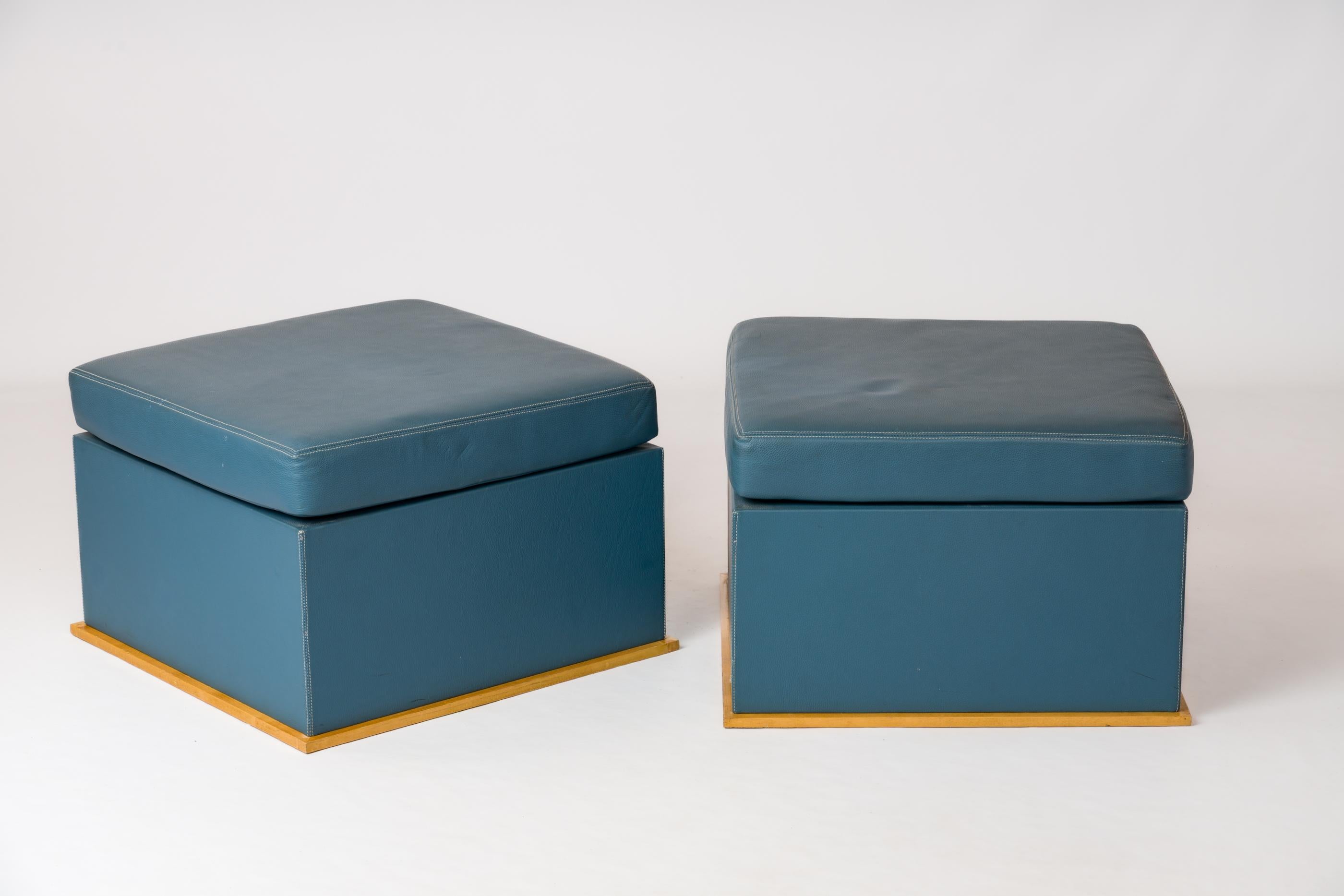 Français Ottomans en cuir bleu 