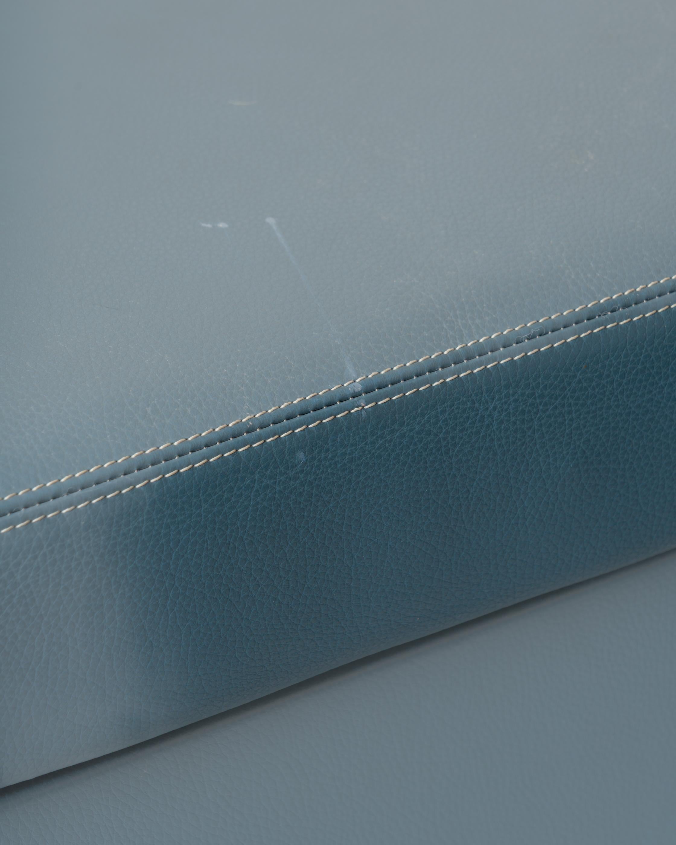 Ottomans en cuir bleu 