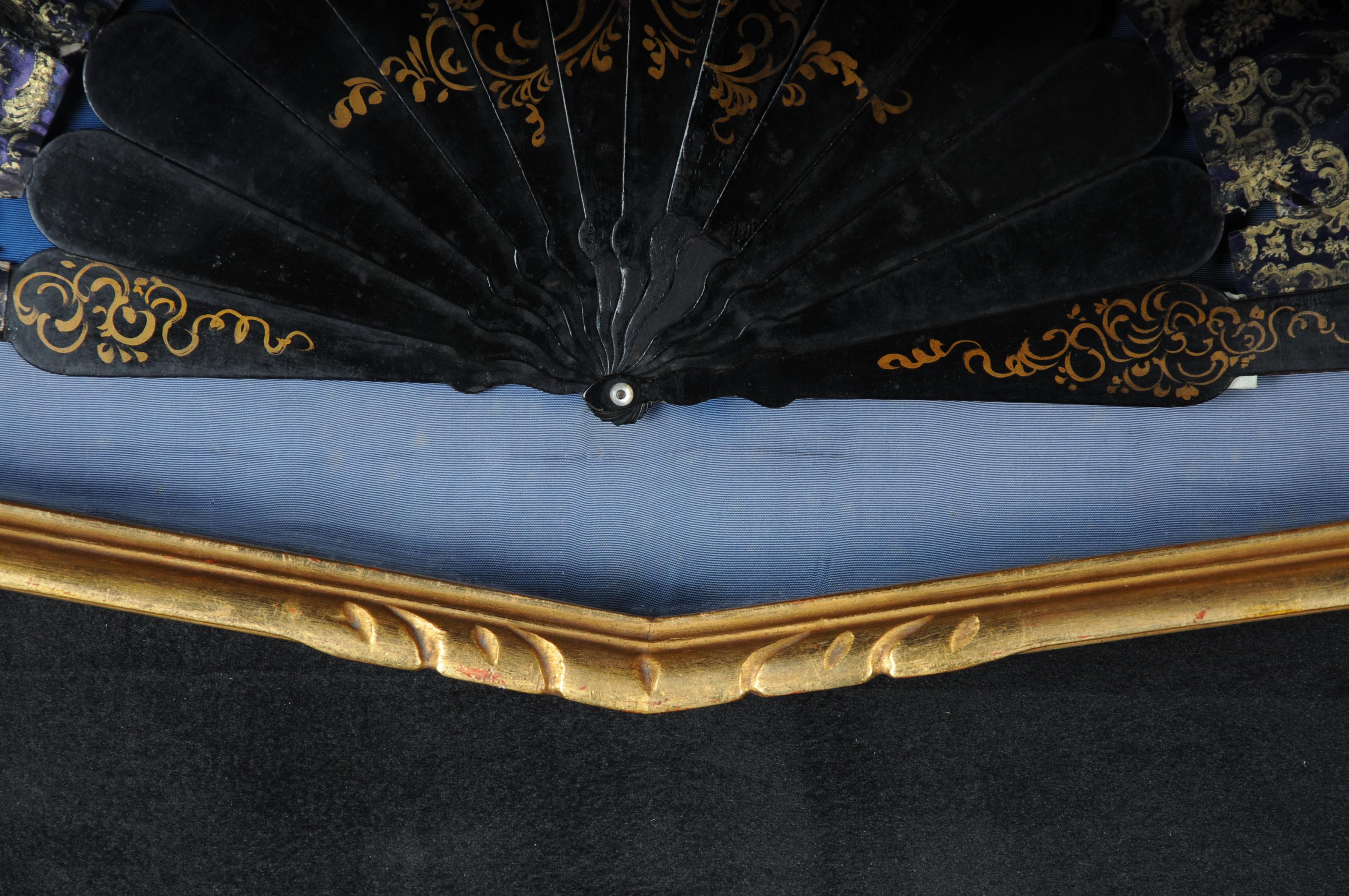 Decorative hand fan in a gilded frame 
demilune frame 
20th century 

(V - 164).
 