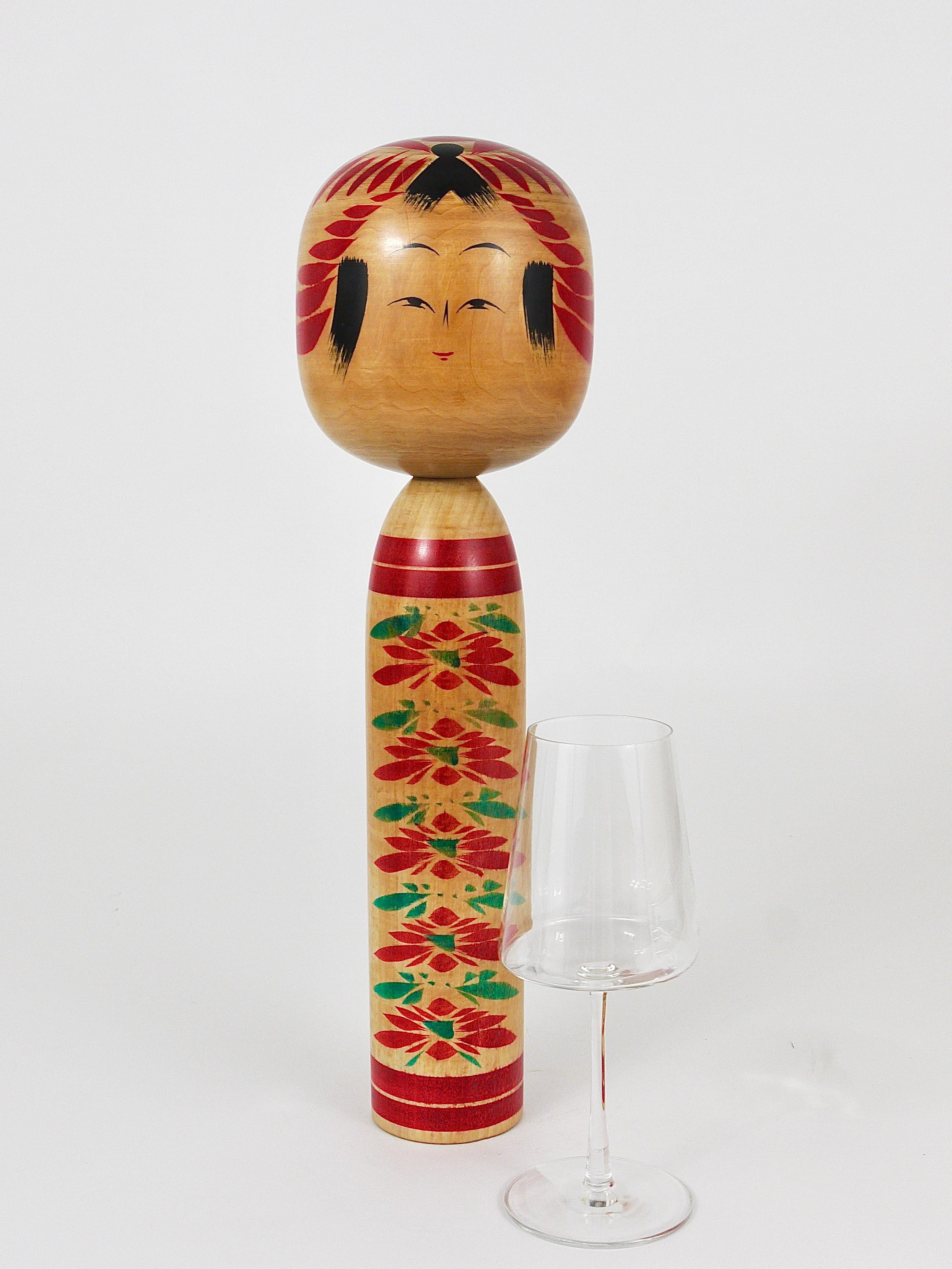Dekorative Togatta Kokeshi-Doll-Skulptur aus Nordjapan, handbemalt (Handgeschnitzt) im Angebot