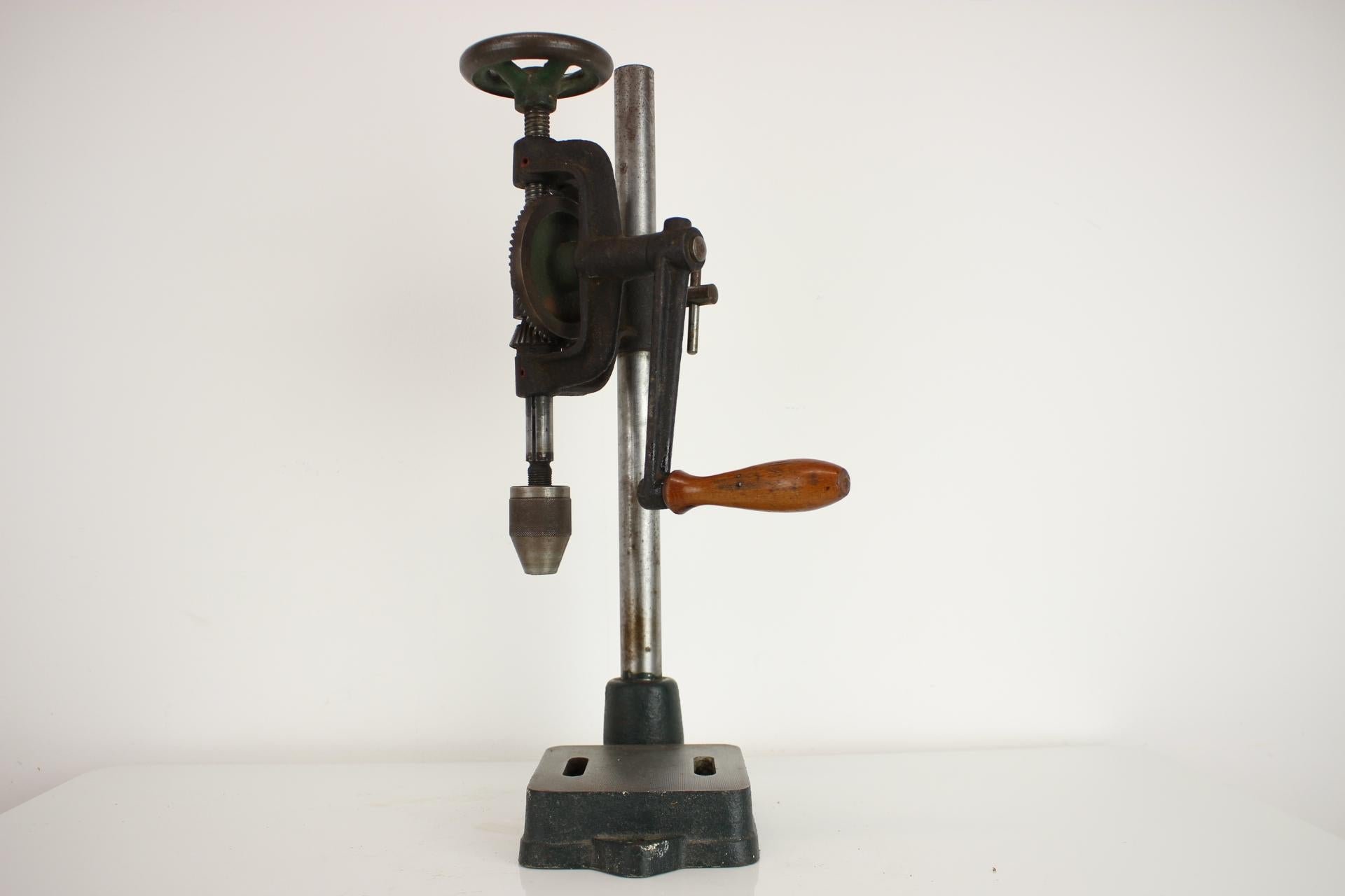 Vintage decorative (although fully functional) manual hand drill, made by DPS, in the 1960's, in former Czechoslovakia.
Made of metal and chrome.
Repolished, cleaned, shows signs of use and age.
Fully functional.