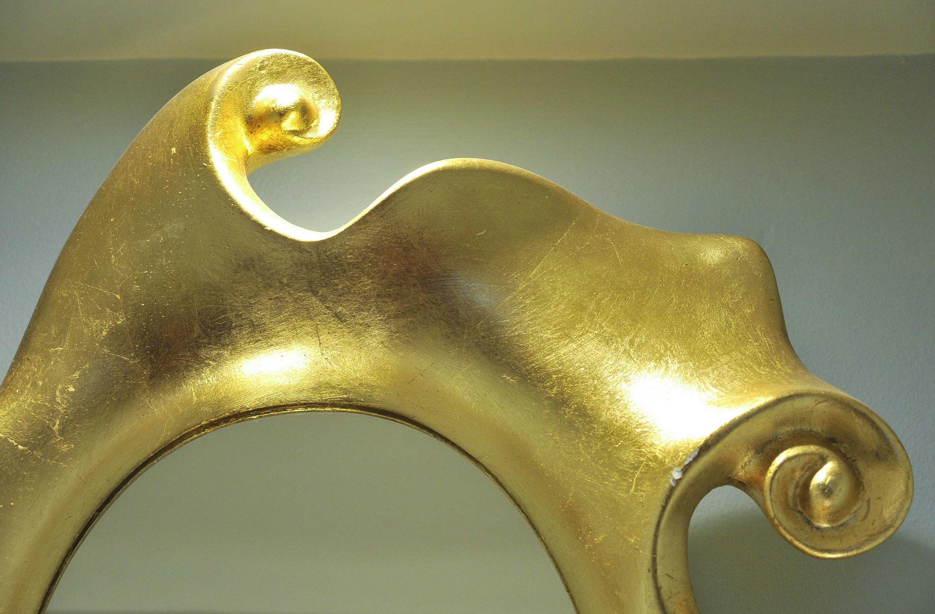 Großer goldvergoldeter dekorativer wirbelförmiger Spiegel aus den 1980er Jahren (Ende des 20. Jahrhunderts) im Angebot
