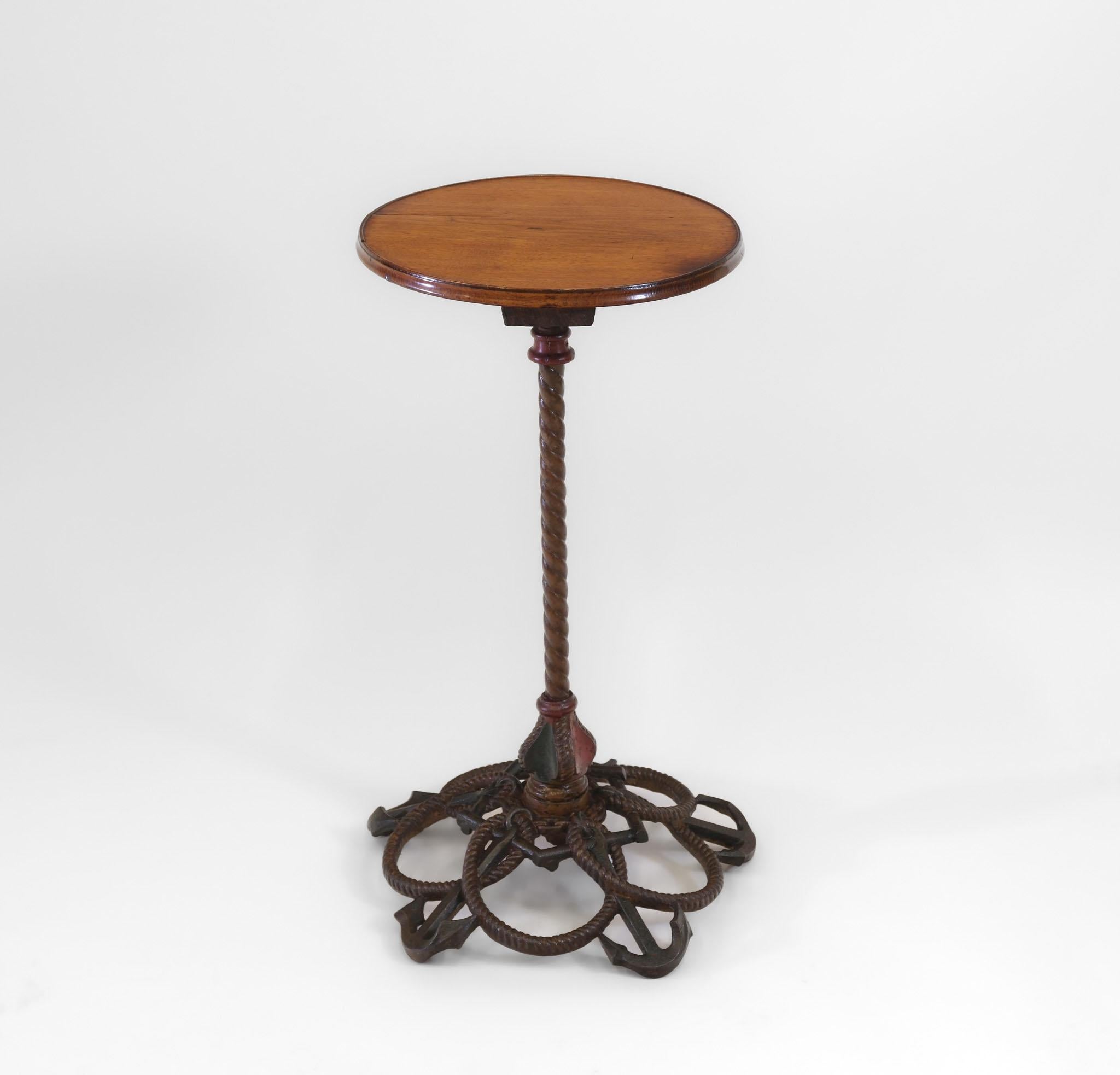 Table d'appoint décorative en fonte du 19e siècle avec ancre et corde de marine en vente 3