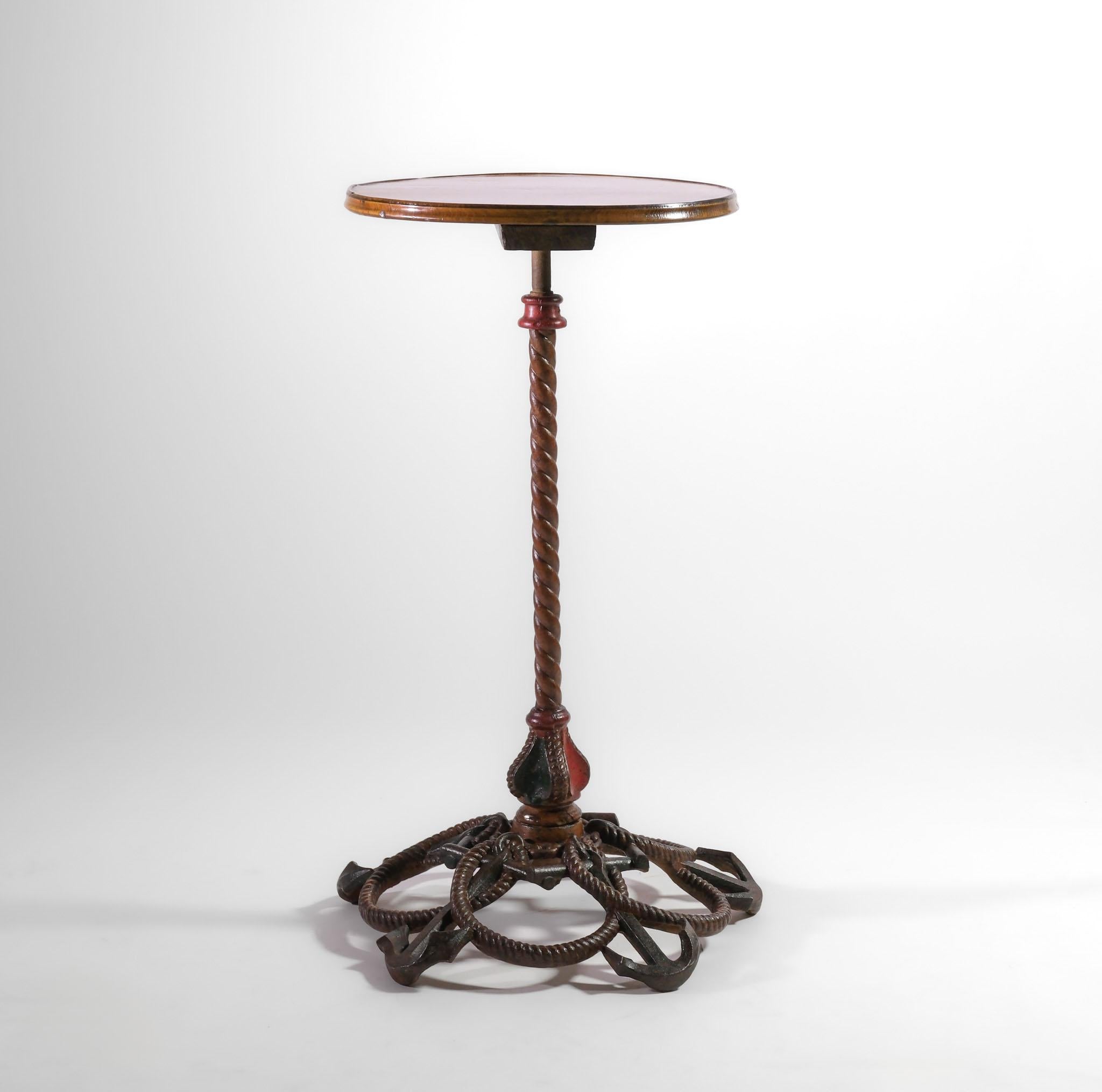Victorien Table d'appoint décorative en fonte du 19e siècle avec ancre et corde de marine en vente