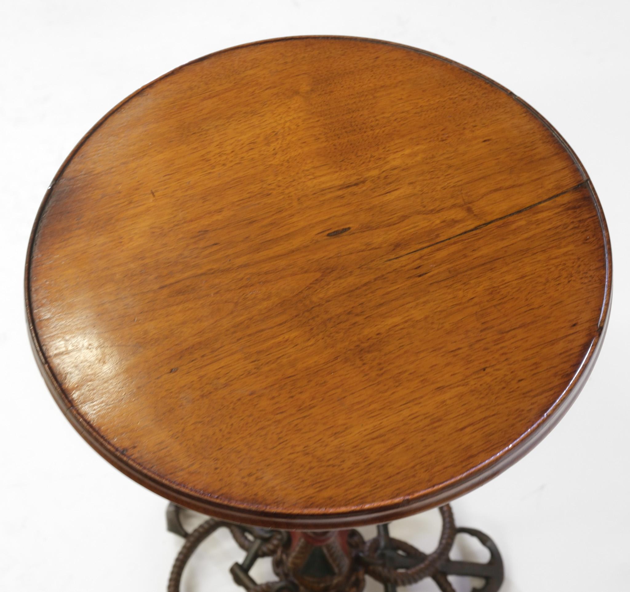 Britannique Table d'appoint décorative en fonte du 19e siècle avec ancre et corde de marine en vente