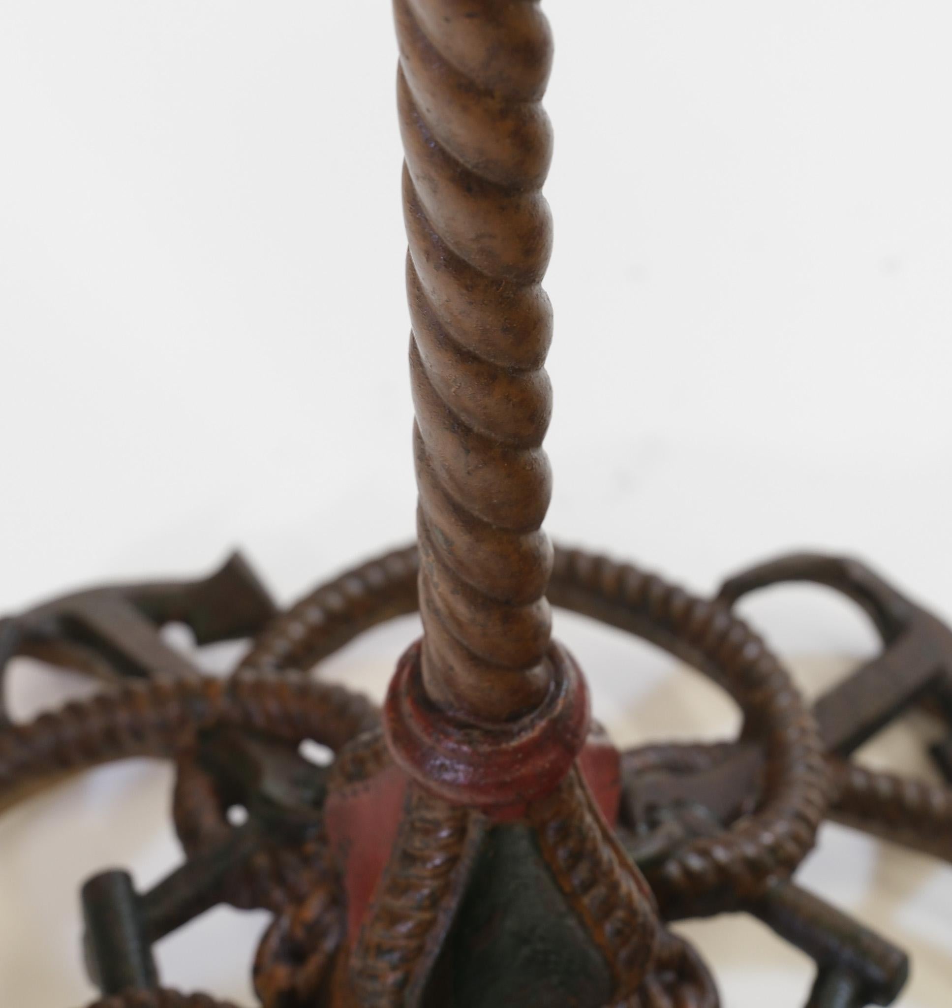 Table d'appoint décorative en fonte du 19e siècle avec ancre et corde de marine Bon état - En vente à Norwich, GB