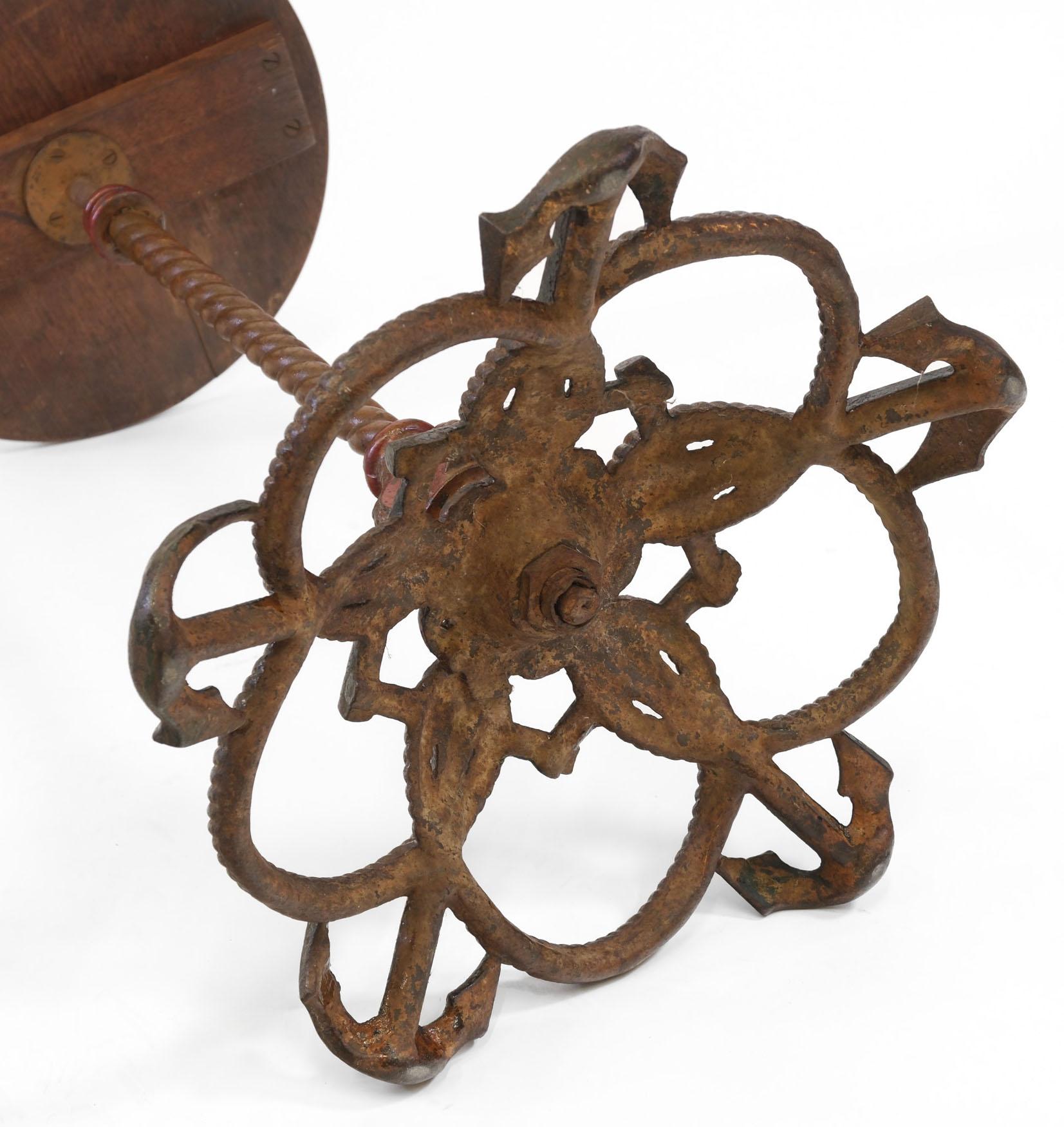 Fer Table d'appoint décorative en fonte du 19e siècle avec ancre et corde de marine en vente