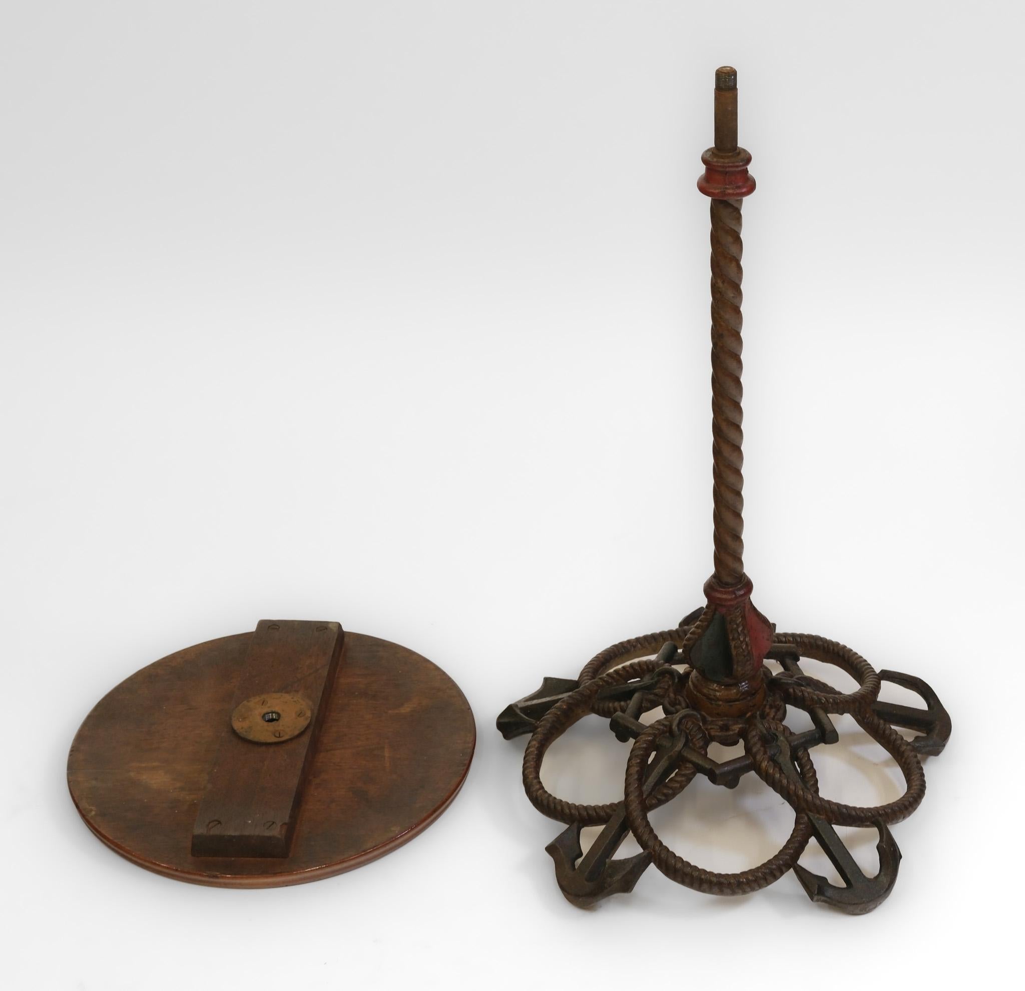Table d'appoint décorative en fonte du 19e siècle avec ancre et corde de marine en vente 1