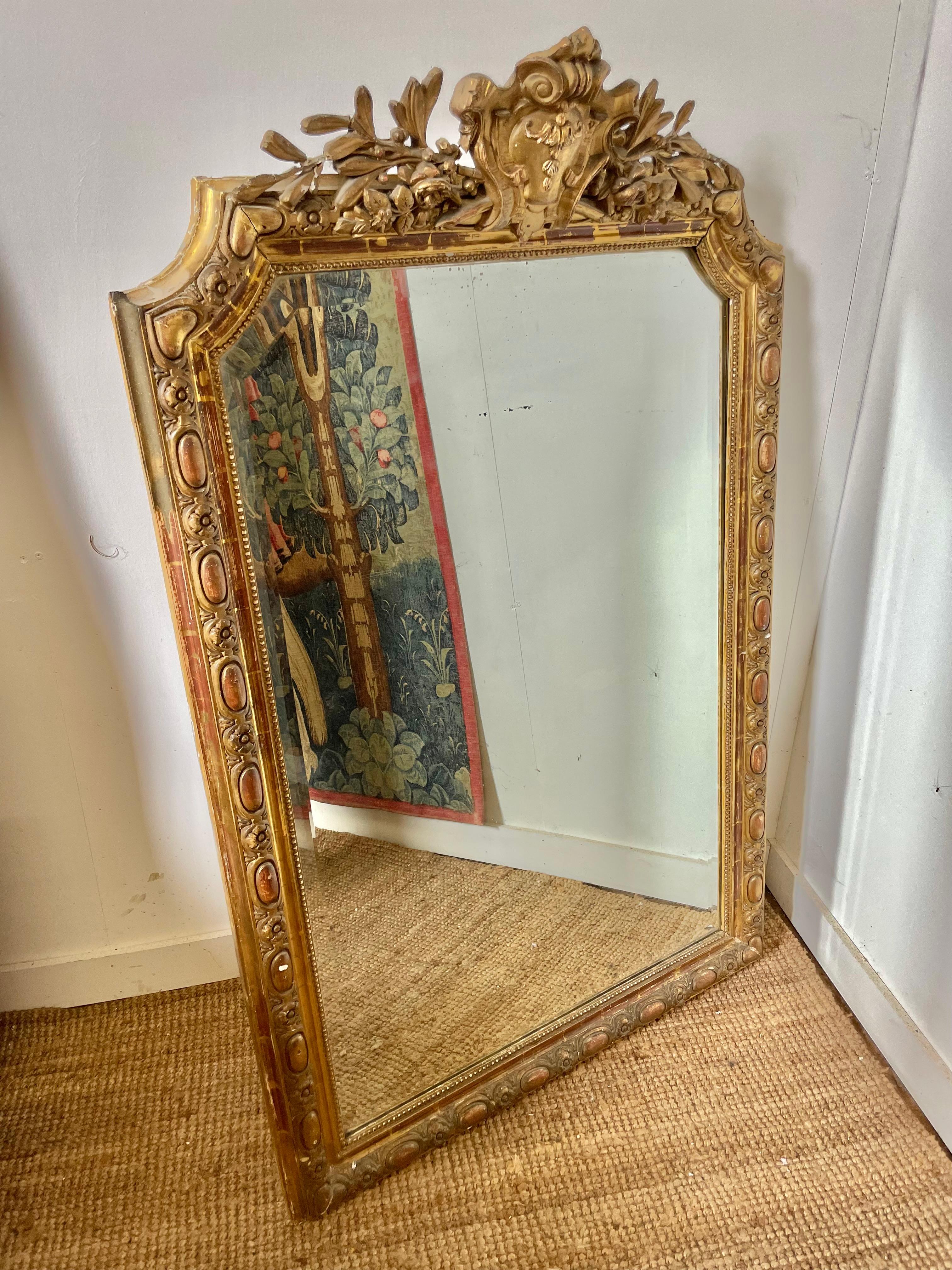 Miroir de cheminée doré très décoratif du milieu du 19e siècle 

Français vers 1870 avec miroir biseauté et dossiers d'origine. 

Quelques rousseurs sur le miroir, quelques petits dommages sur le plâtre. 

36 pouces X 55 pouces 
93 cms X 140 cms