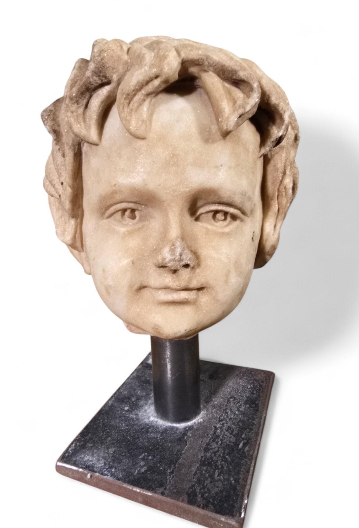 Questo busto decorativo in marmo di un bambino, risalente al XIX secolo o precedente, è un'opera d'arte affascinante e senza tempo. Finemente scolpita con tratti delicati, la scultura cattura l'innocenza e la serenità dell'infanzia.

Il busto poggia