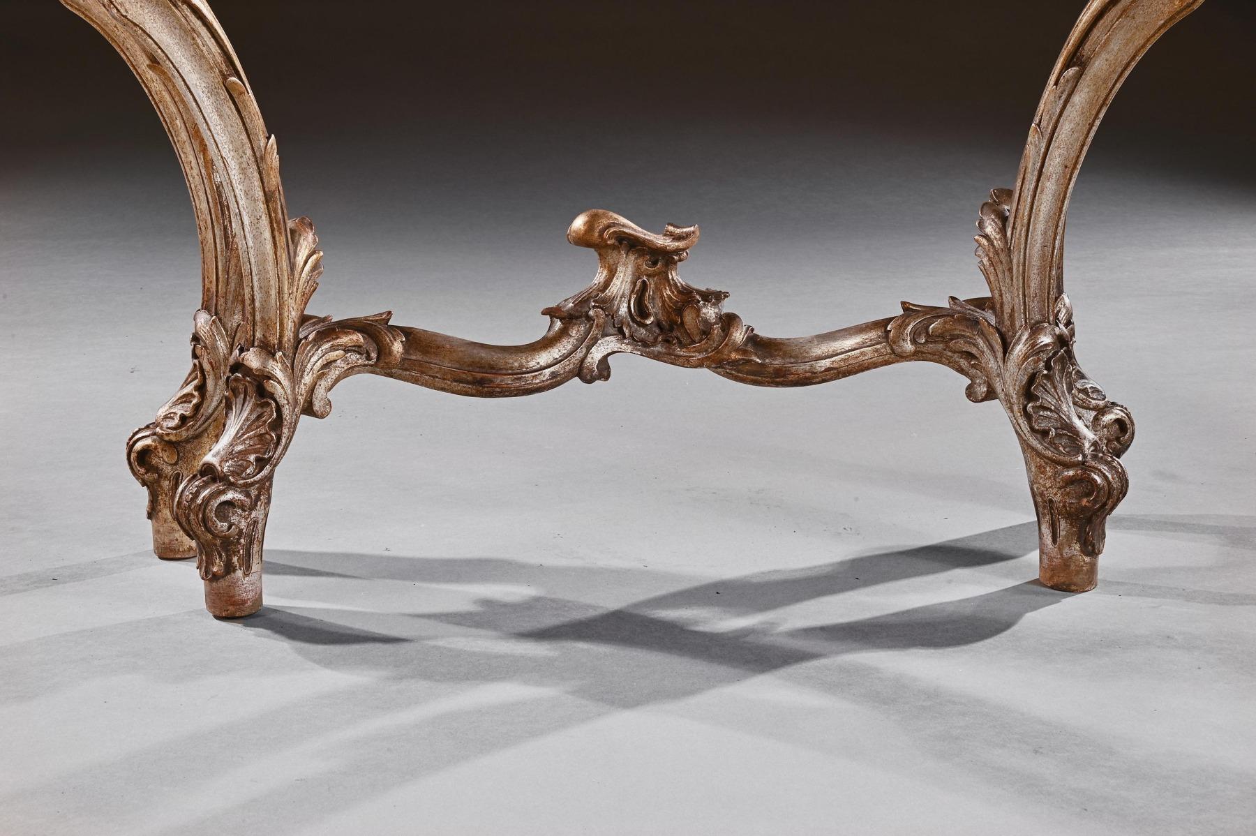 Decorative 19th Century Silver Gilt Italian Console Table with Shaped Marble Top Mármol en venta