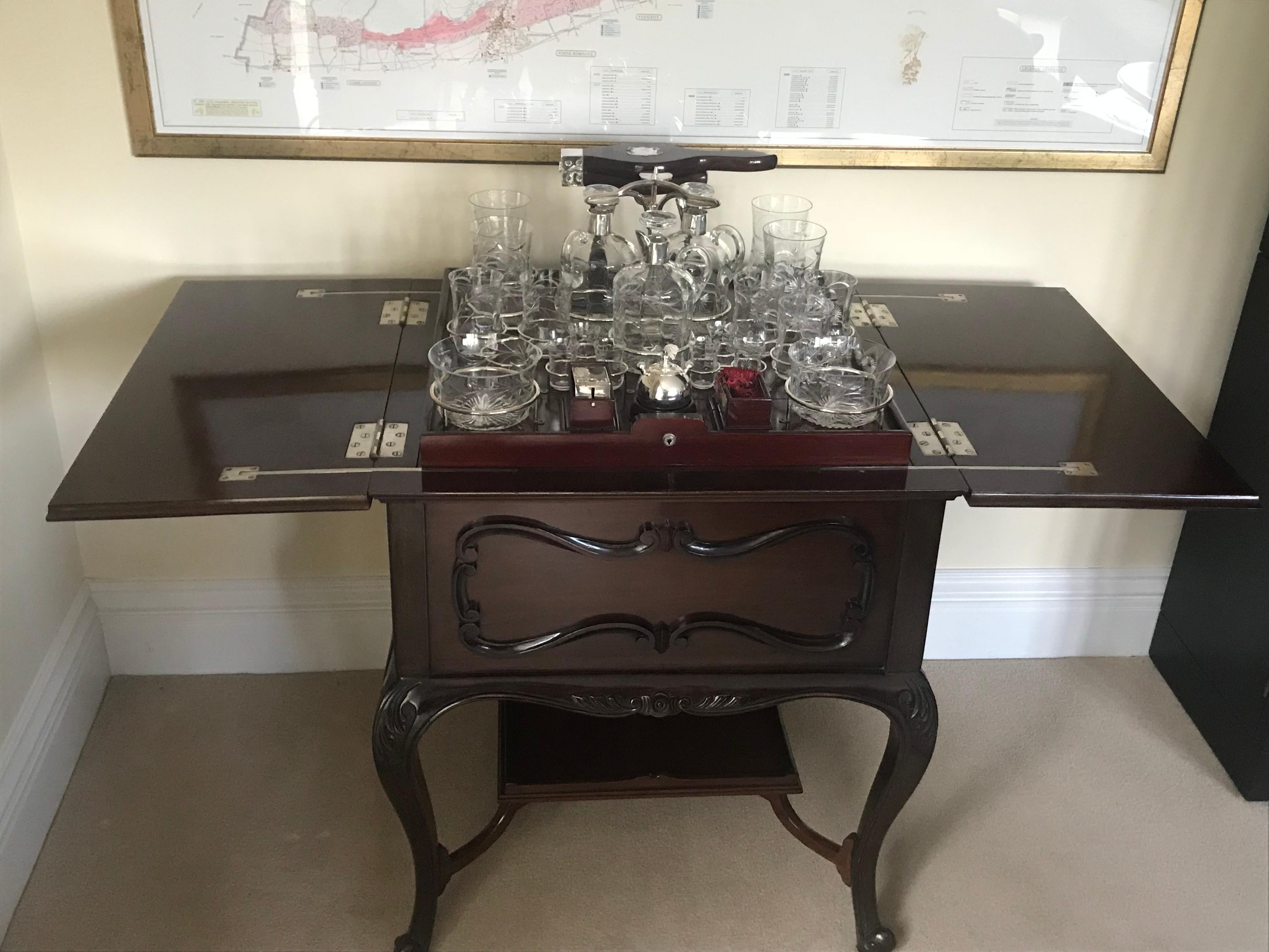 Decorative 20th Century Mahogany Surprise Table on Cabriole Legs For Sale 1