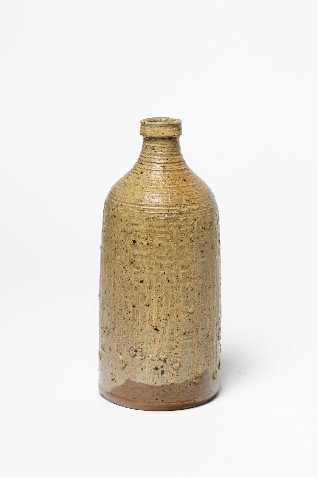 La Borne

Originelle und dekorative Keramikflasche oder -vase aus dem 20

Signiert unter dem Sockel

Elegante braune Keramikglasurfarbe 

Original perfekter Zustand

Maße: Höhe: 23 cm, groß: 9 cm.