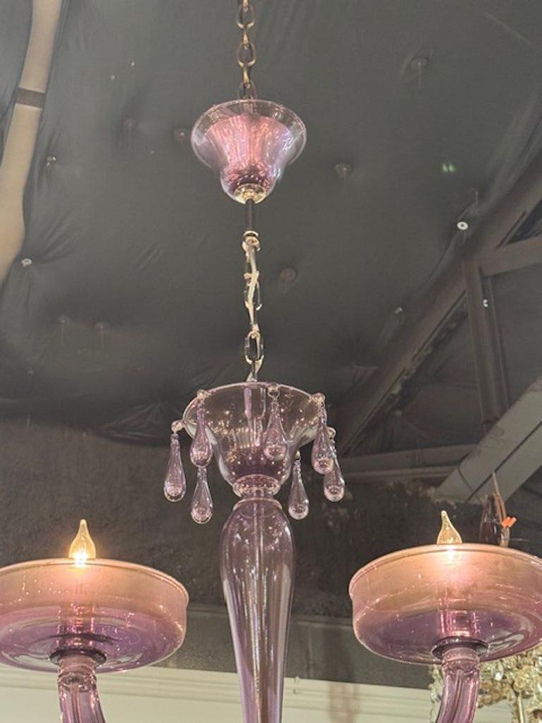 Decorative 8 Arm Lavender Murano Chandelier In condizioni buone in vendita a Dallas, TX