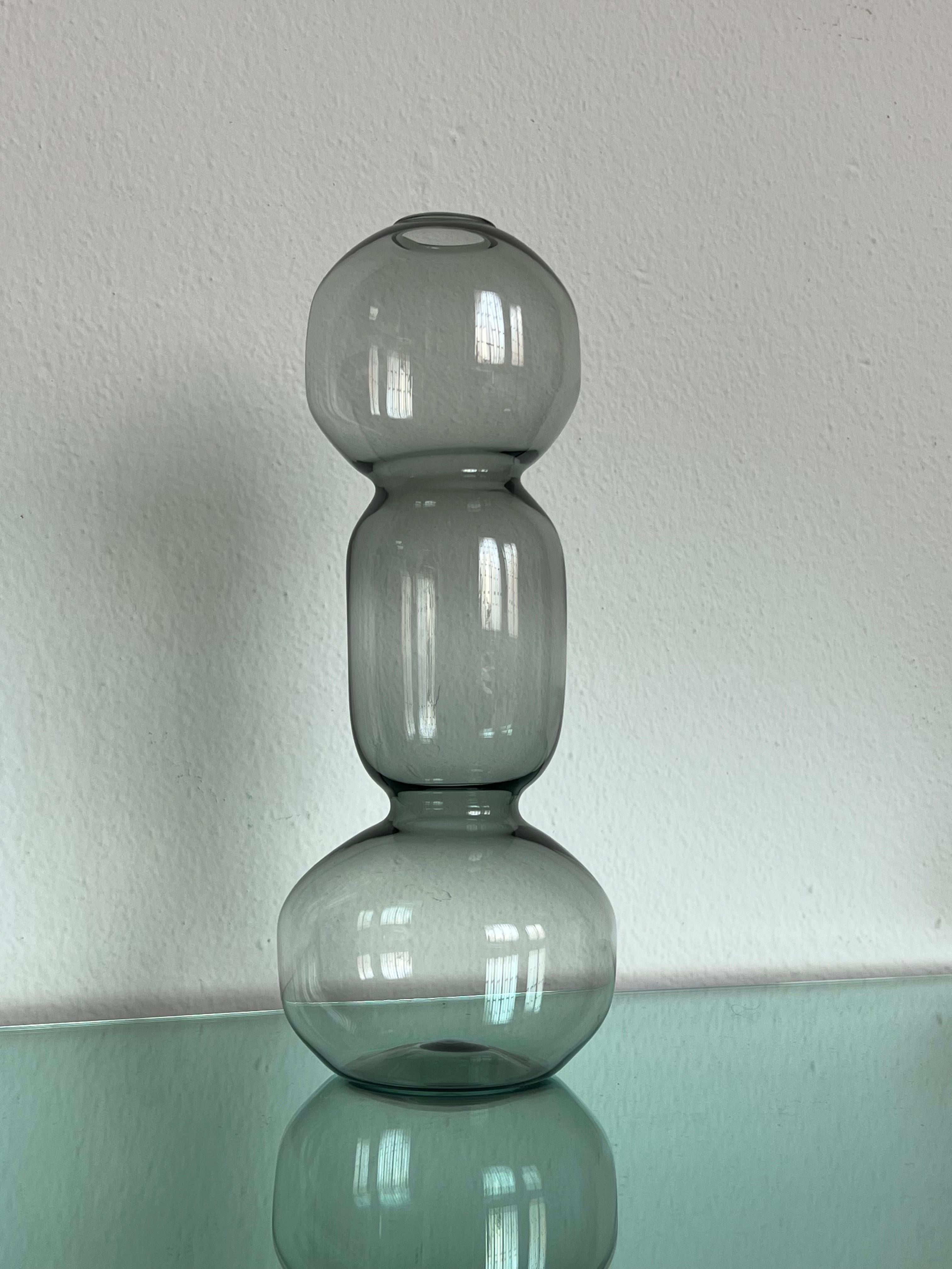 Flow è una collezione di vasi in vetro di Murano soffiato a mano, unici nel loro genere. Sono stati disegnati da Spinzi Design e realizzati insieme agli abili artigiani della piccola isola vicino a Venezia, dove il magico rituale della soffiatura