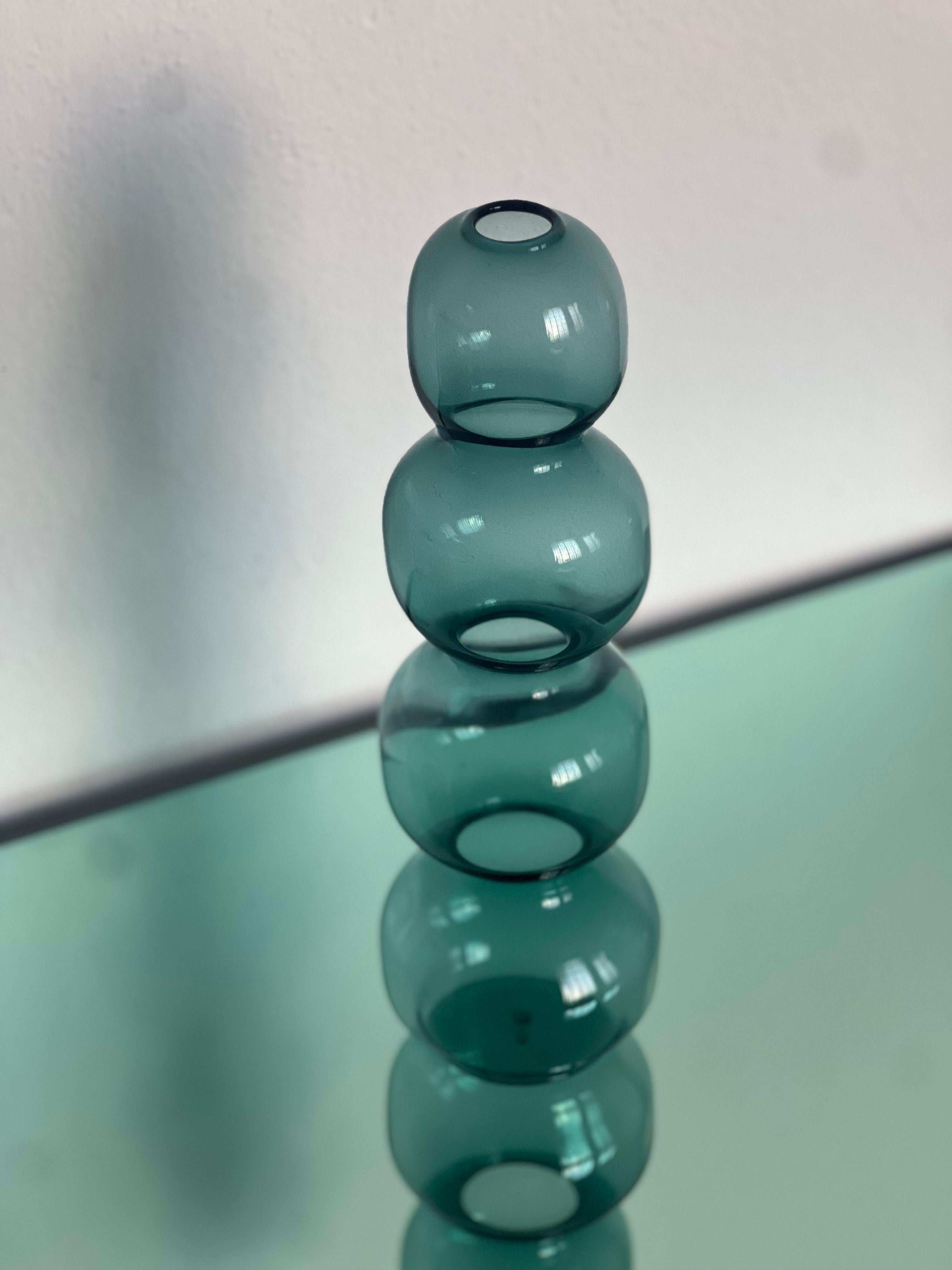 Flow è una collezione di vasi in vetro di Murano soffiato a mano, unici nel loro genere. Sono stati disegnati da Spinzi Design e realizzati insieme agli abili artigiani della piccola isola vicino a Venezia, dove il magico rituale della soffiatura