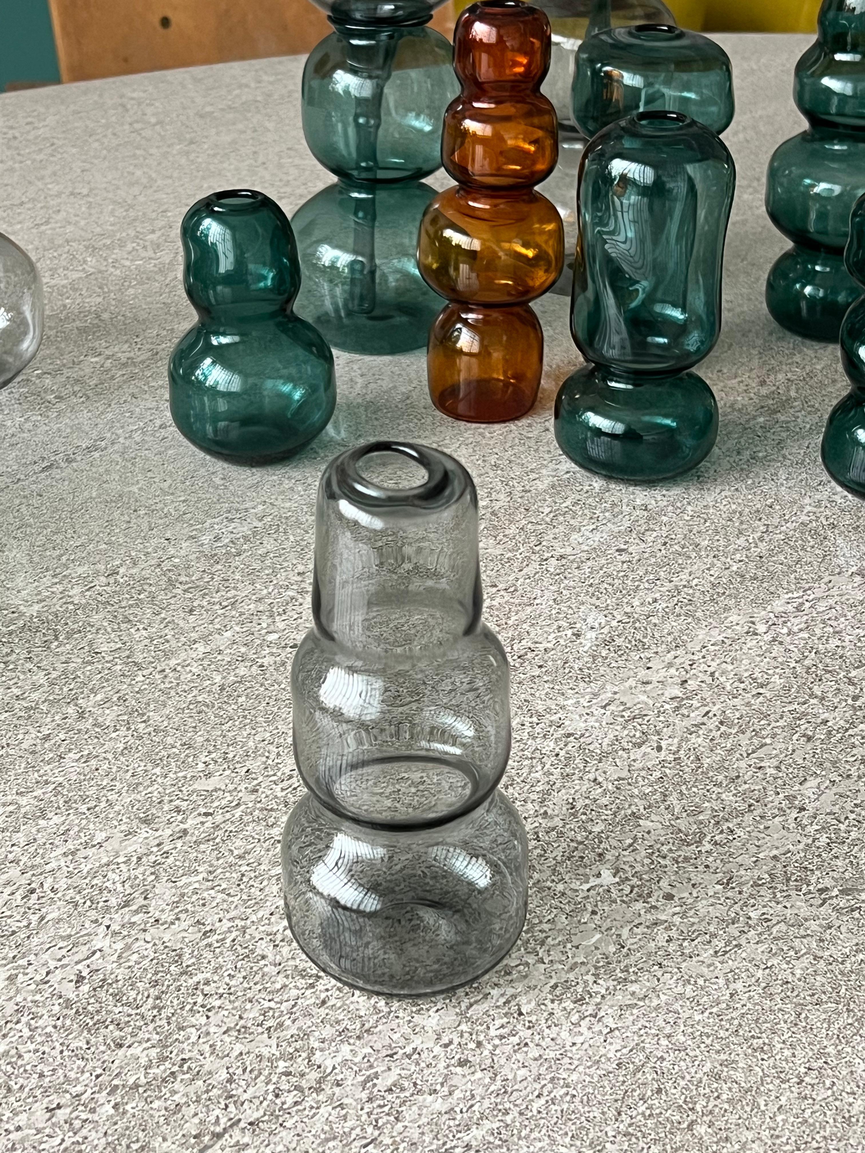 Flow è una collezione di vasi in vetro di Murano soffiato a mano, unici nel loro genere. Sono stati disegnati da Spinzi Design e realizzati insieme agli abili artigiani della piccola isola vicino a Venezia, dove il magico rituale della soffiatura