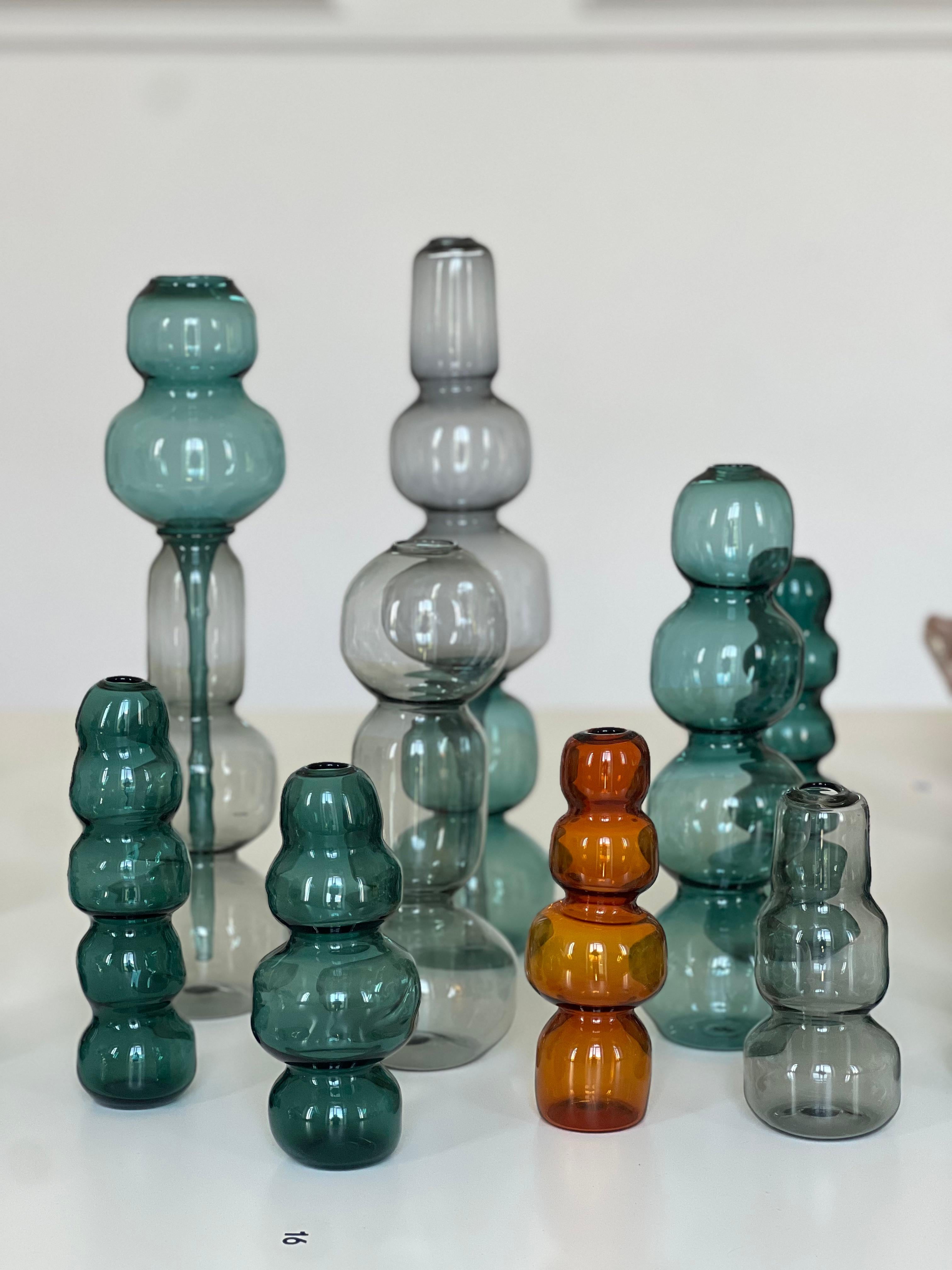 Flow è una collezione di vasi in vetro di Murano soffiato a mano, unici nel loro genere. Sono stati disegnati da Spinzi Design e realizzati insieme agli abili artigiani della piccola isola vicino a Venezia, dove il magico rituale della soffiatura