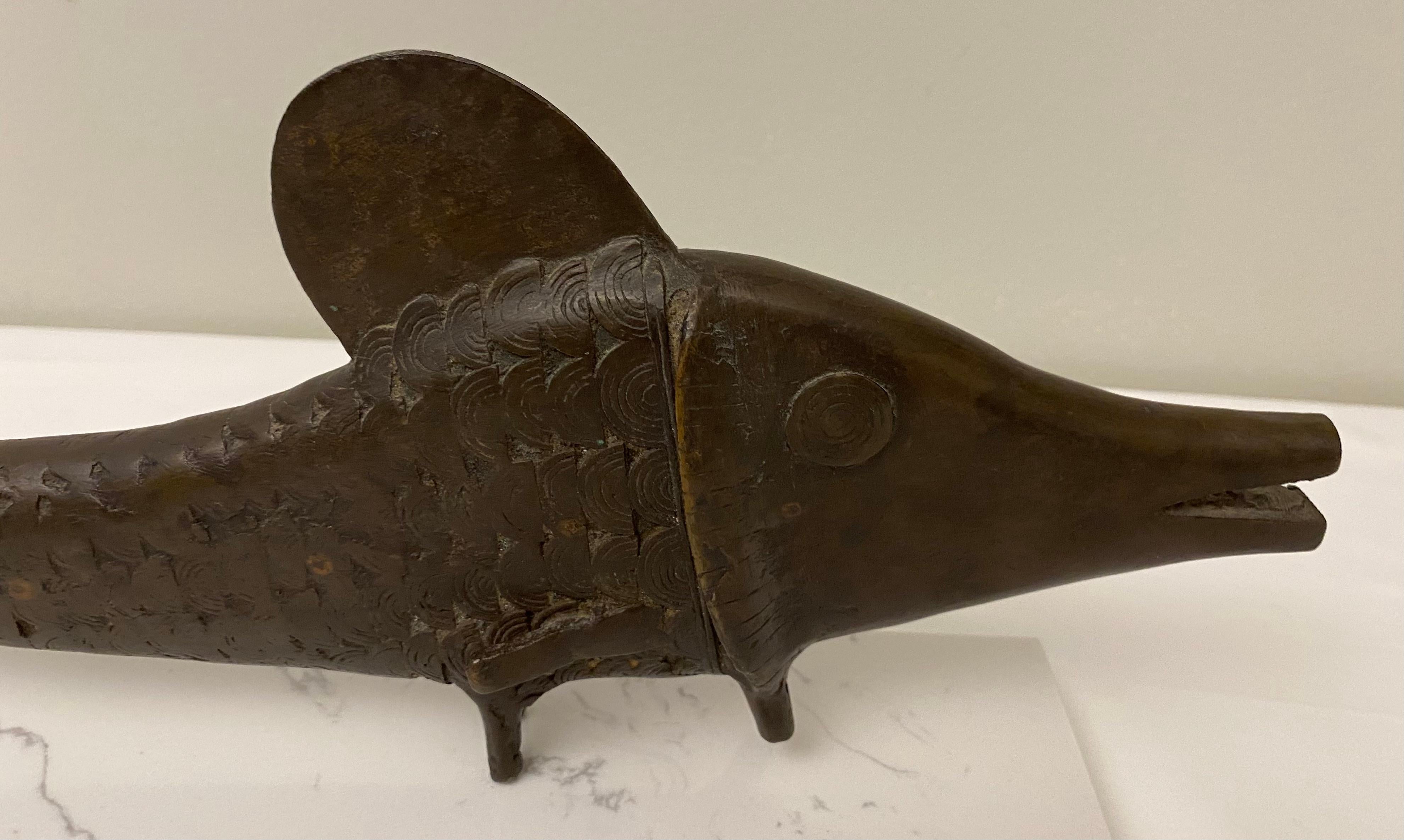 Dekorative afrikanische Bronzefische aus dem Stammesvolk von Benin im Angebot 4