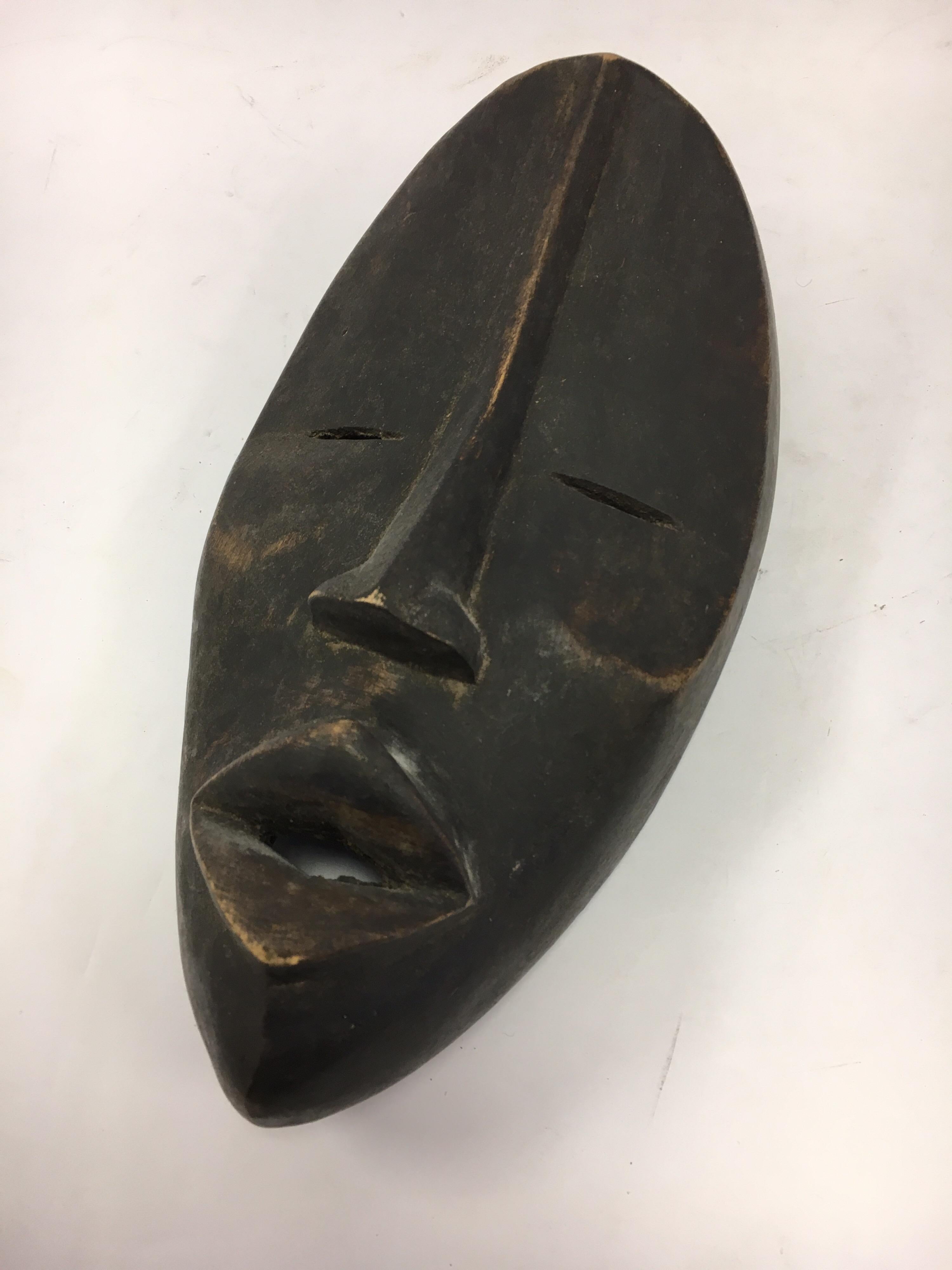 Decorative African Folk Art Mid-Century Modern Tribal Hanging Mask Sculpture In Good Condition In West Hartford, CT