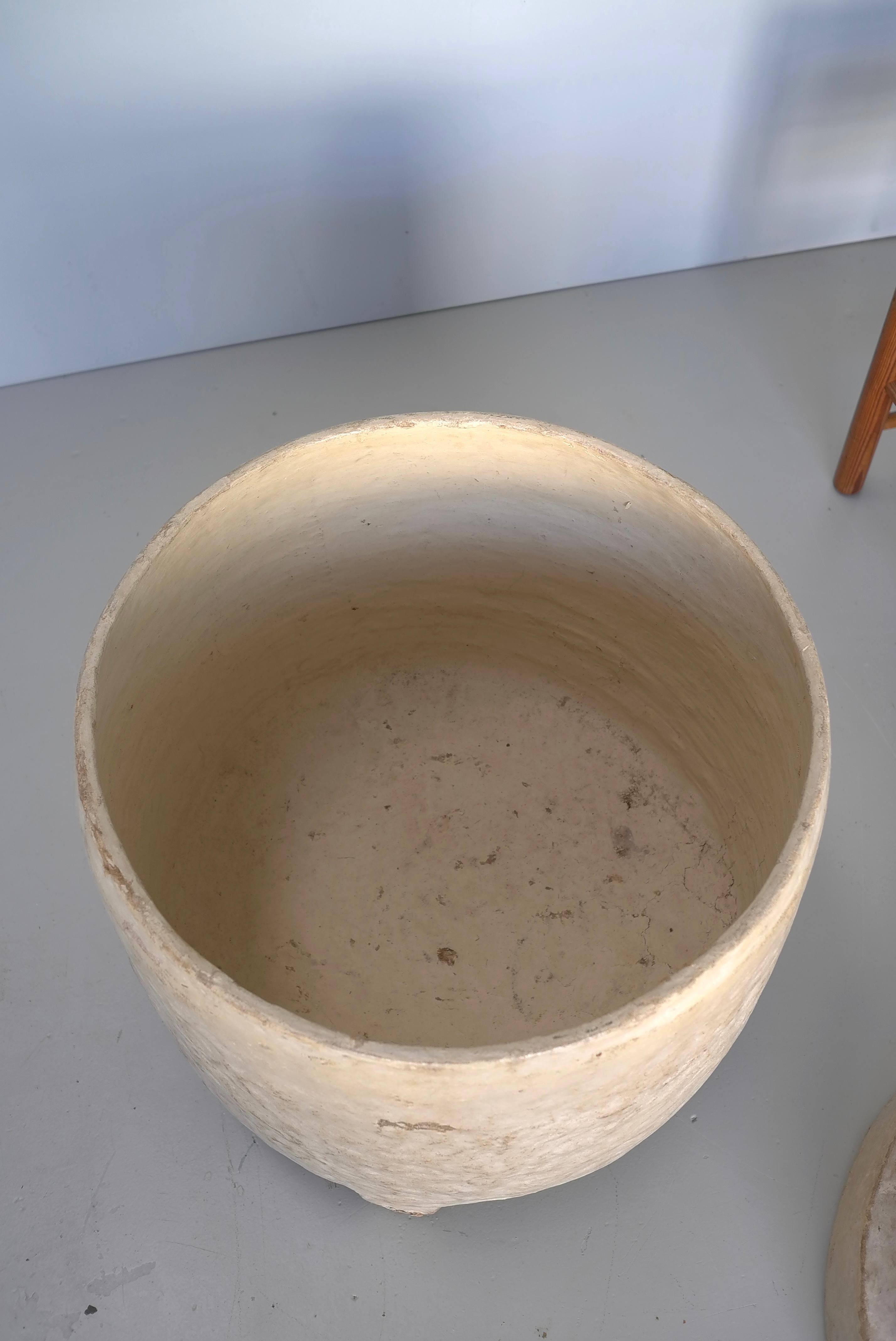 Cesto decorativo africano di metà secolo, intonacato di bianco, con coperchio a scalino in vendita 5
