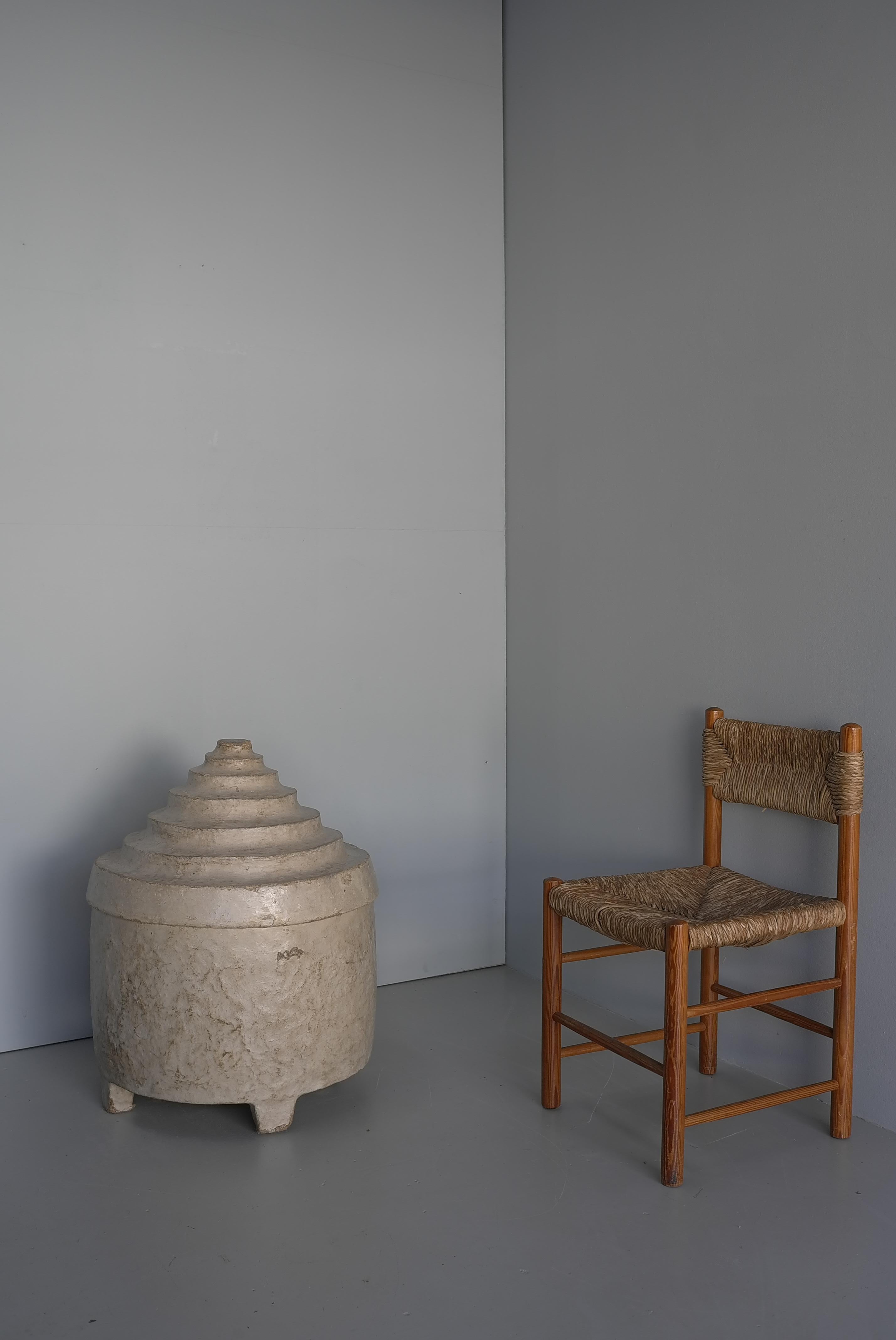 Cesto decorativo africano di metà secolo, intonacato di bianco, con coperchio a scalino 