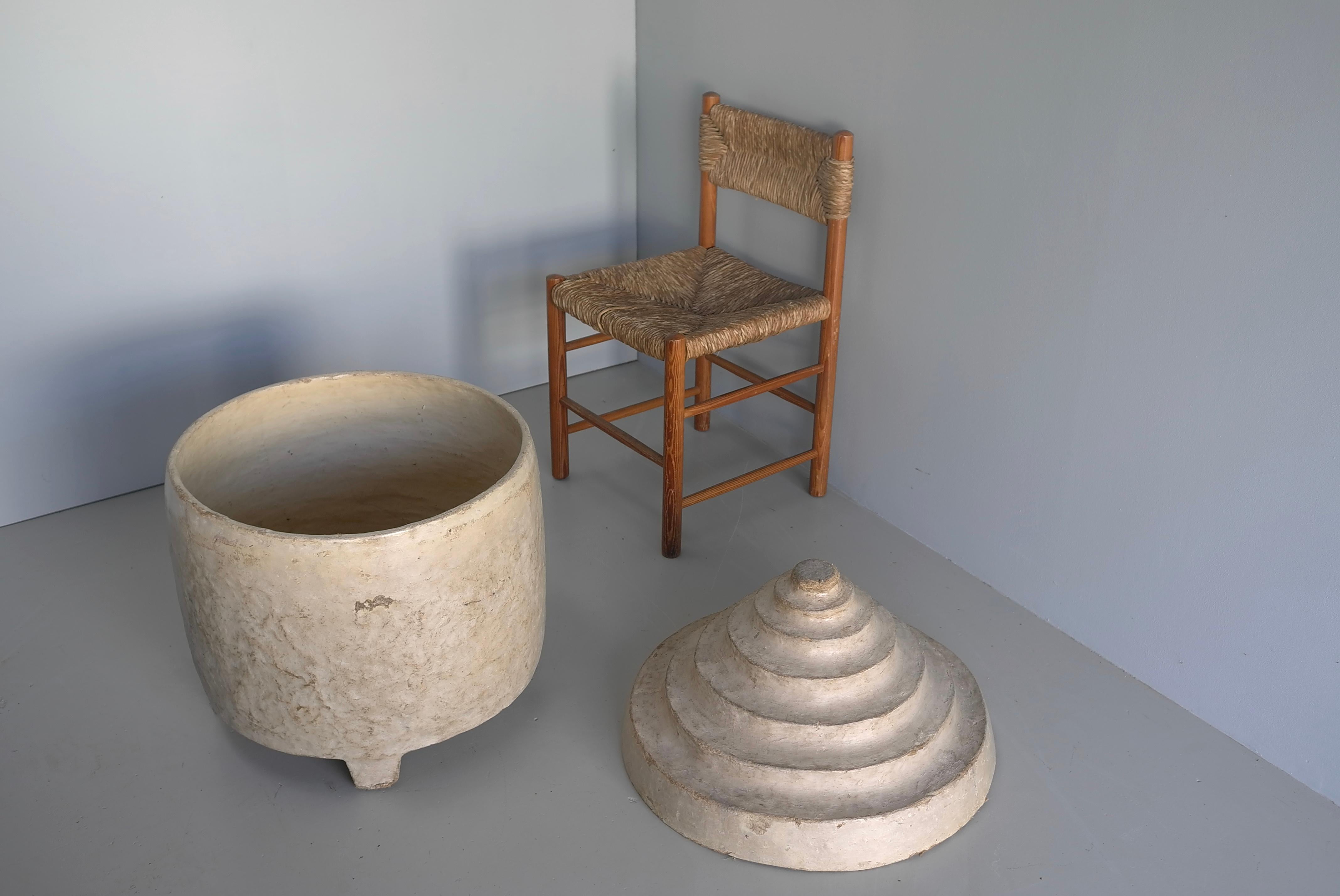 Mid-Century moderno Cesto decorativo africano di metà secolo, intonacato di bianco, con coperchio a scalino in vendita