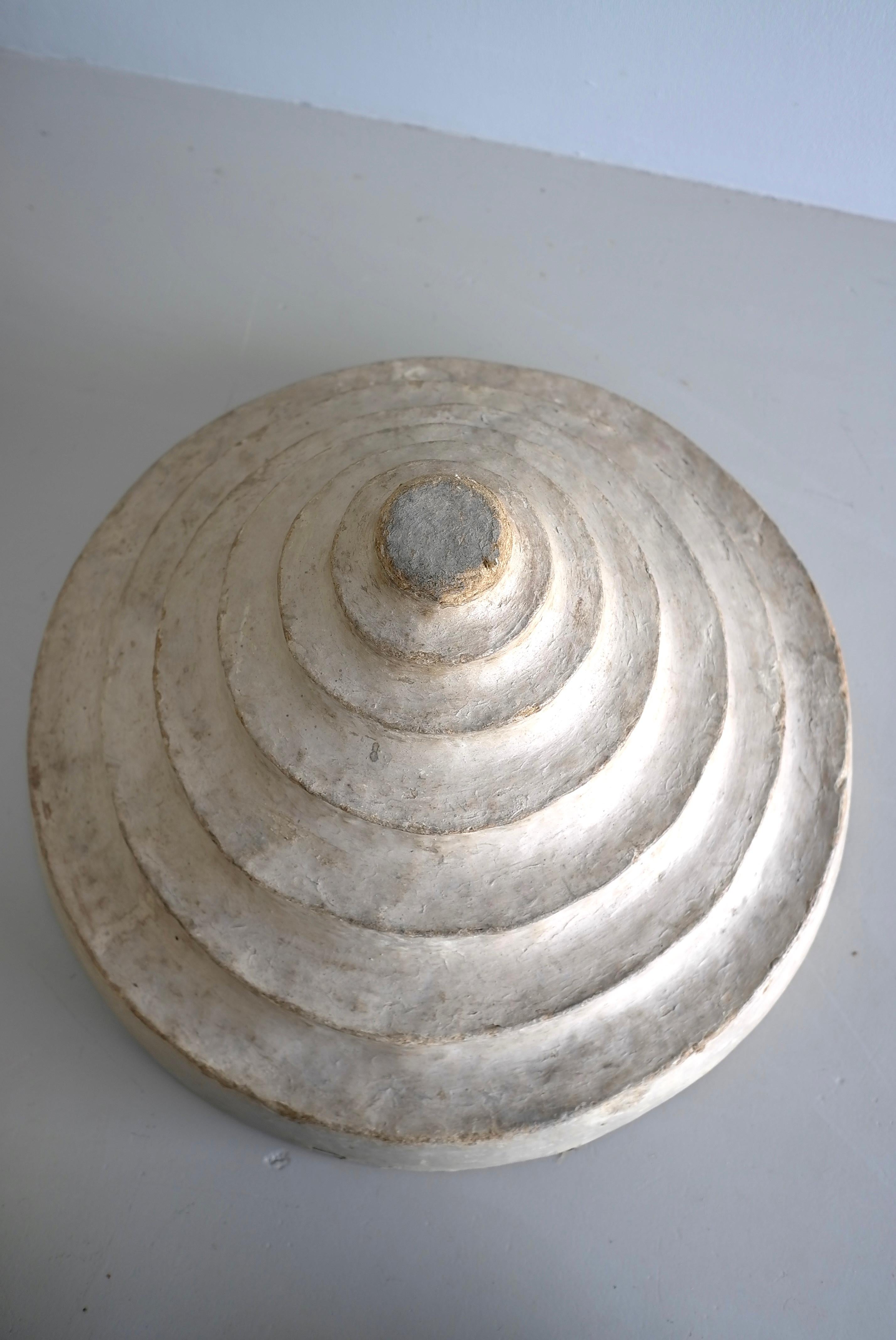 Africano Cesto decorativo africano di metà secolo, intonacato di bianco, con coperchio a scalino in vendita