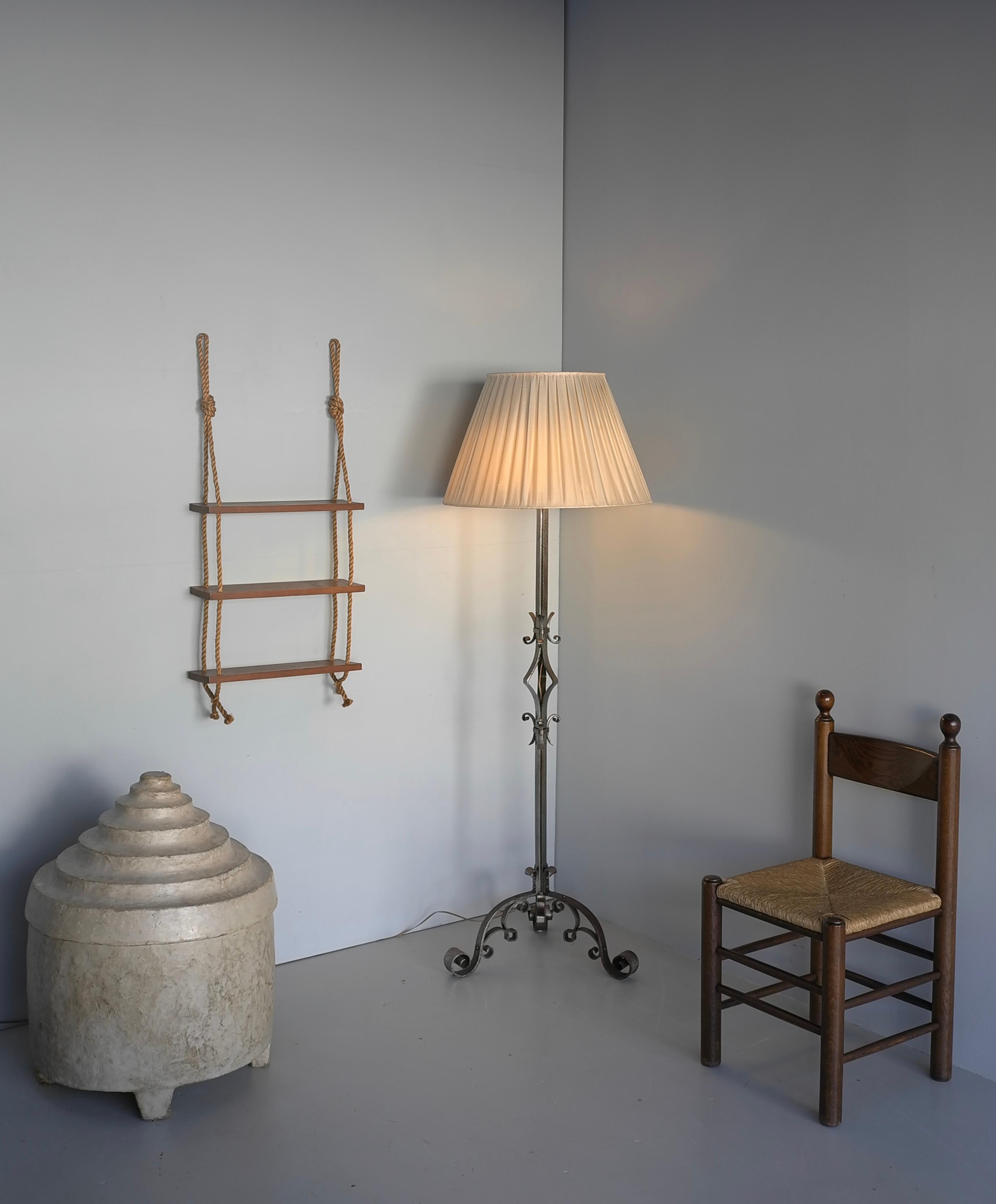 Cesto decorativo africano di metà secolo, intonacato di bianco, con coperchio a scalino In condizioni buone in vendita a Den Haag, NL