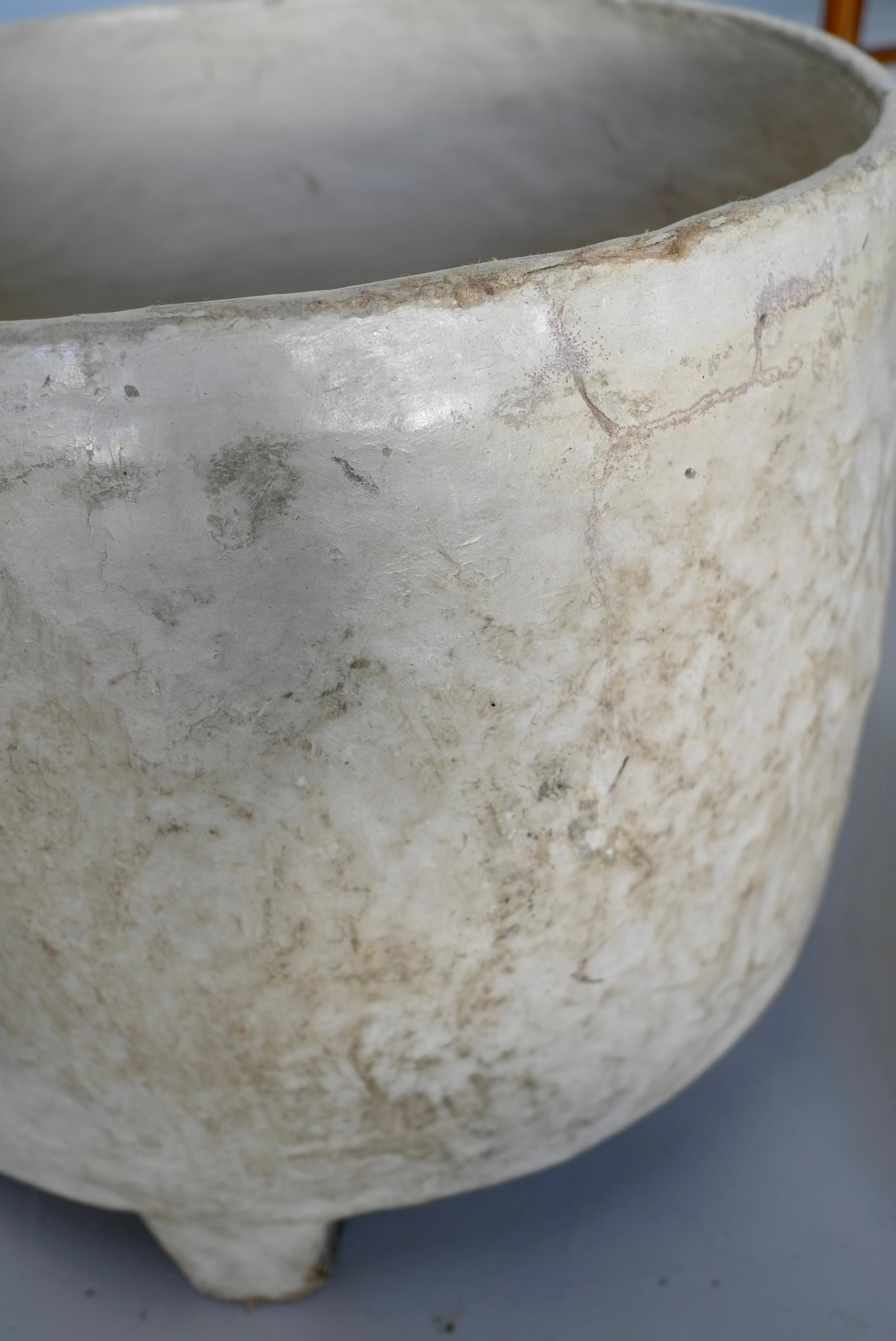 Intonaco Cesto decorativo africano di metà secolo, intonacato di bianco, con coperchio a scalino in vendita