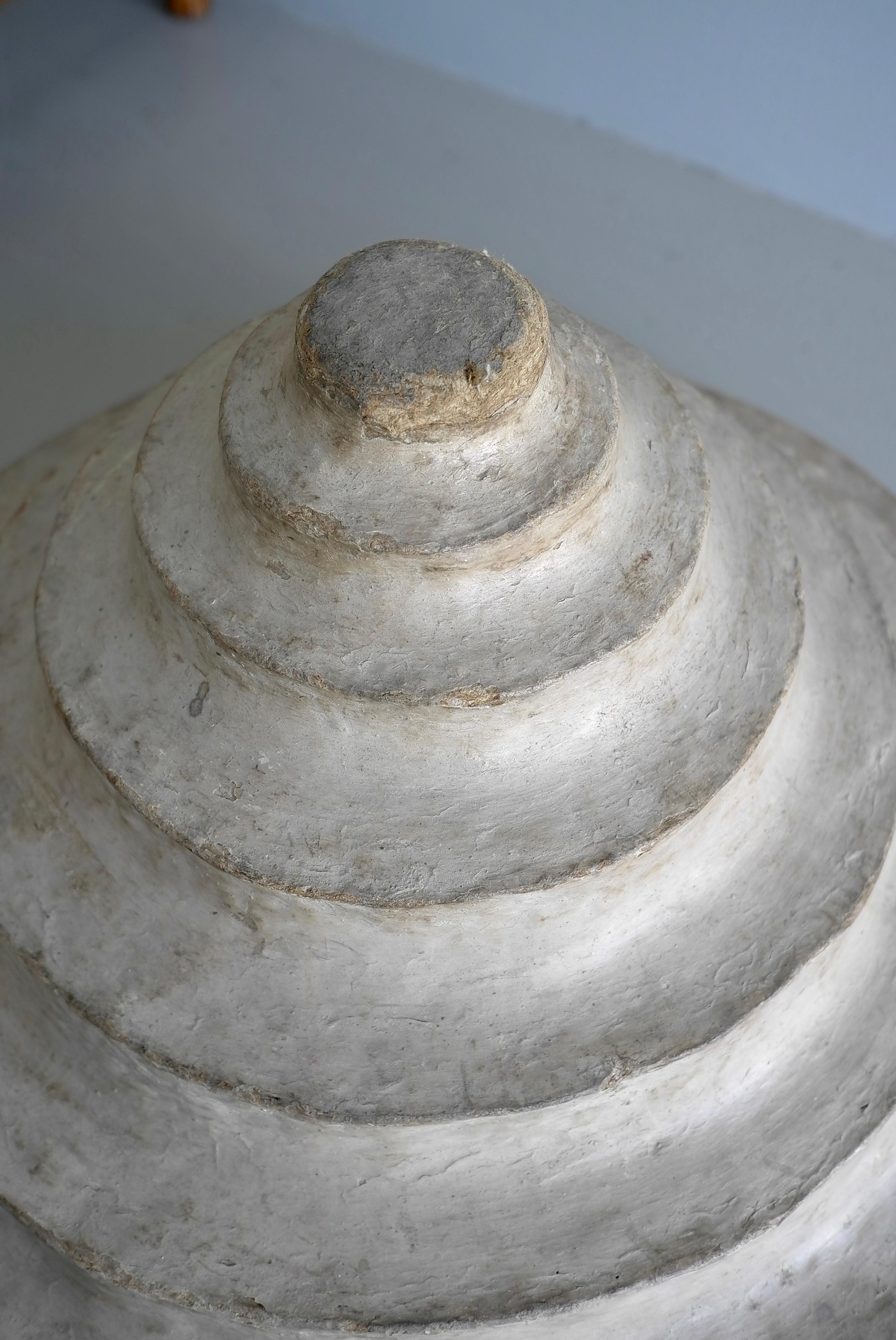 Cesto decorativo africano di metà secolo, intonacato di bianco, con coperchio a scalino in vendita 1